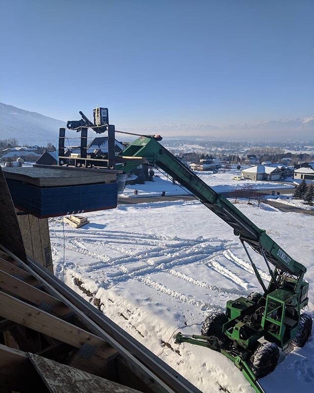 Old and slow, but still better than lifting them from the floor.
#dynalift #roofsheathing #telehandler