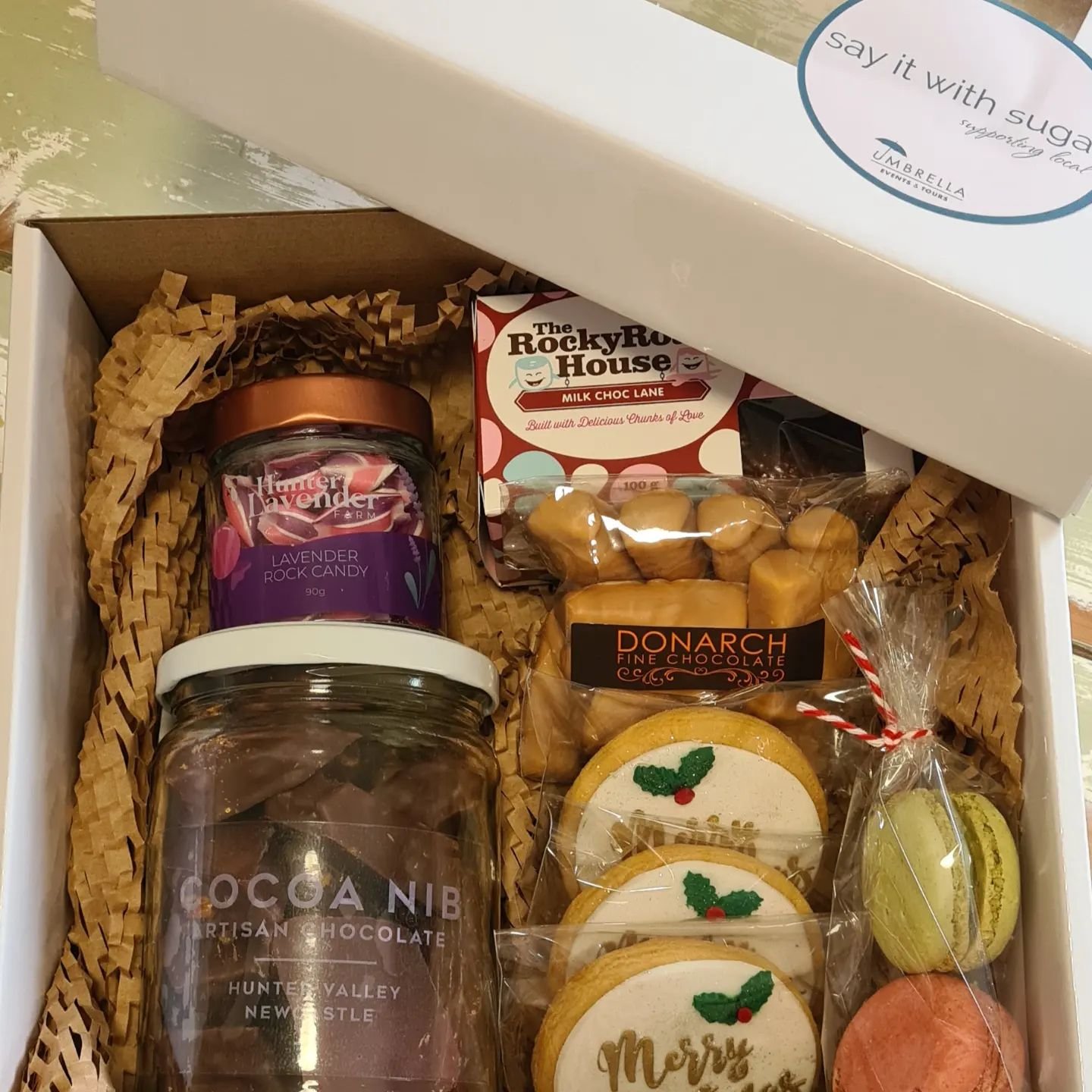Meet 'Say it with Sugar' - this ones for all the sweet lovers out there 🙌
Packed with all the goodies from @cocoanibchocolates @therockyroadhouse @donarch_fine_chocolate @chouxpatisseriensw @hunterlavenderfarm @sweetmomentsbydesign this one under th