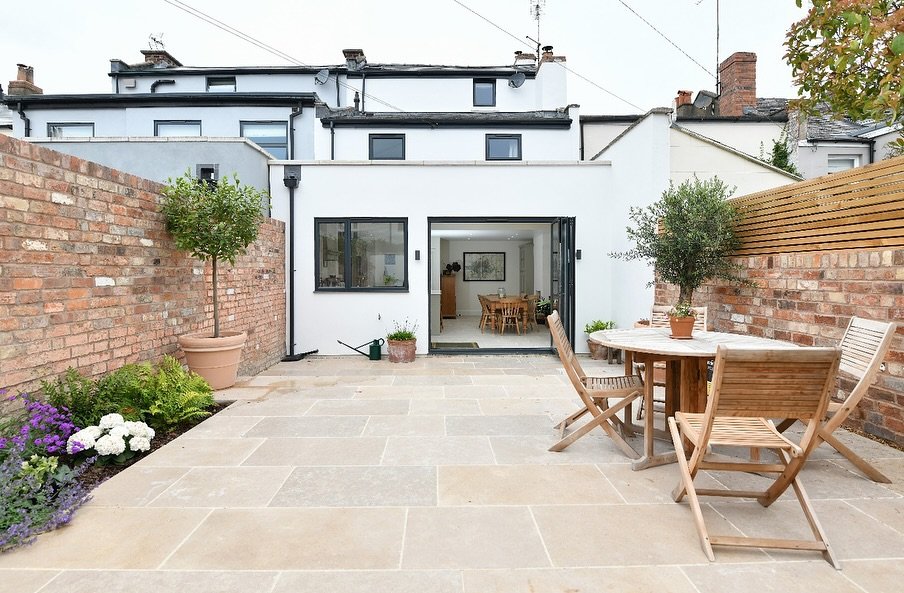 Check out the stunning extension to this Victorian terrace house in Cheltenham by Charles Mullineux Design! 🌟 The new contemporary open-plan kitchen, dining, and living area is bathed in natural light, creating a warm and inviting space. The design 