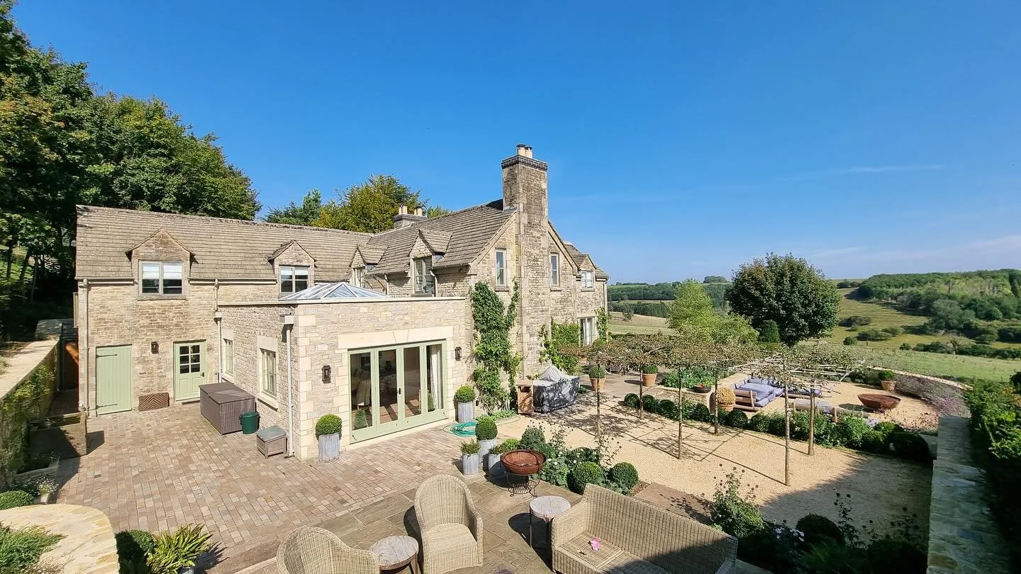 From vision to reality✨

A remarkable transformation from a couple of years ago that brought new life to this Cotswold home. Charles Mullineux Design replaced the former sunroom with a striking new extension, added a beautifully detailed garage build