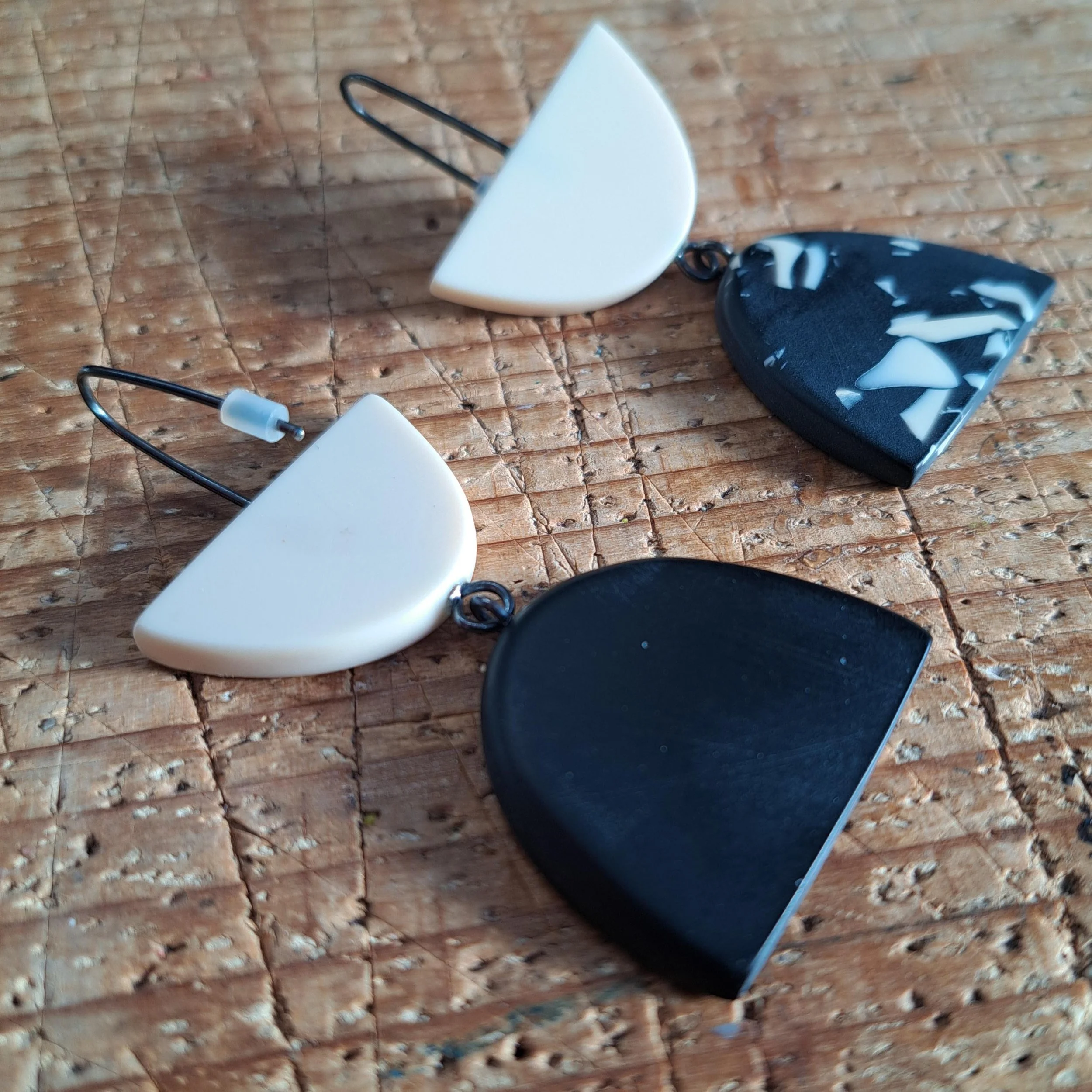 earrings demi double drop speckle cream black.jpg