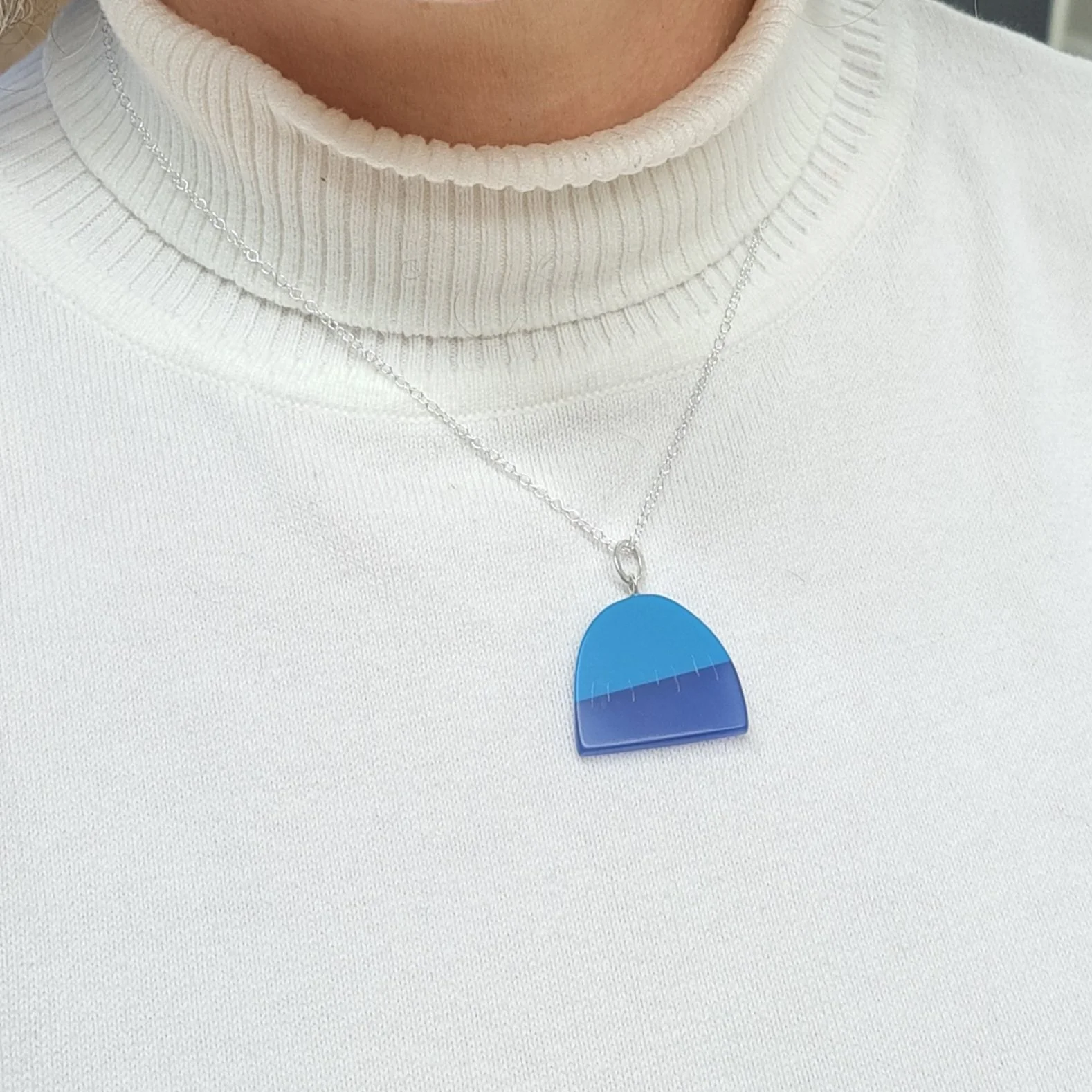 necklace demi pendant blue trans.jpg