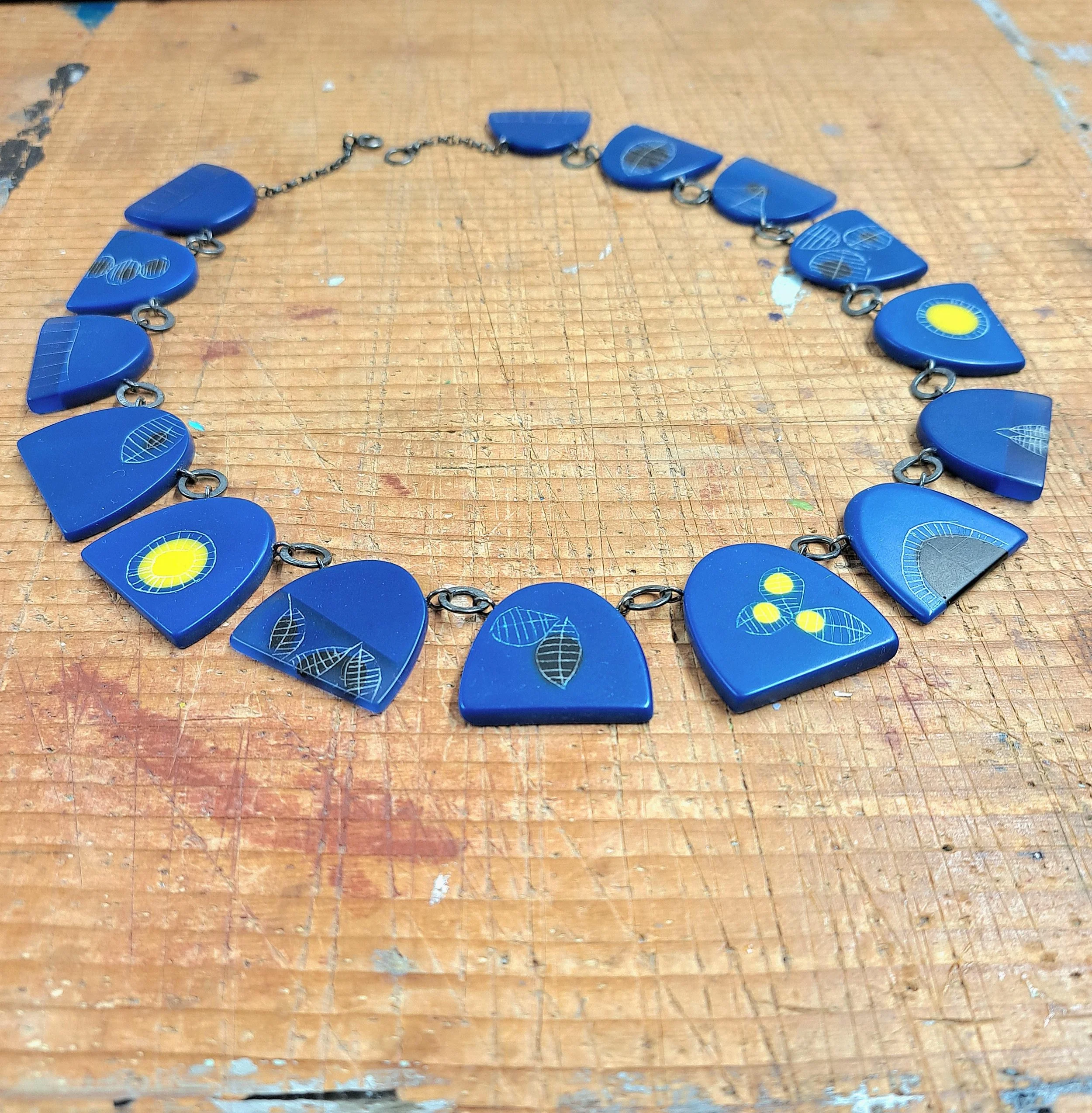 necklace demi dk blue yellow blk2.jpg