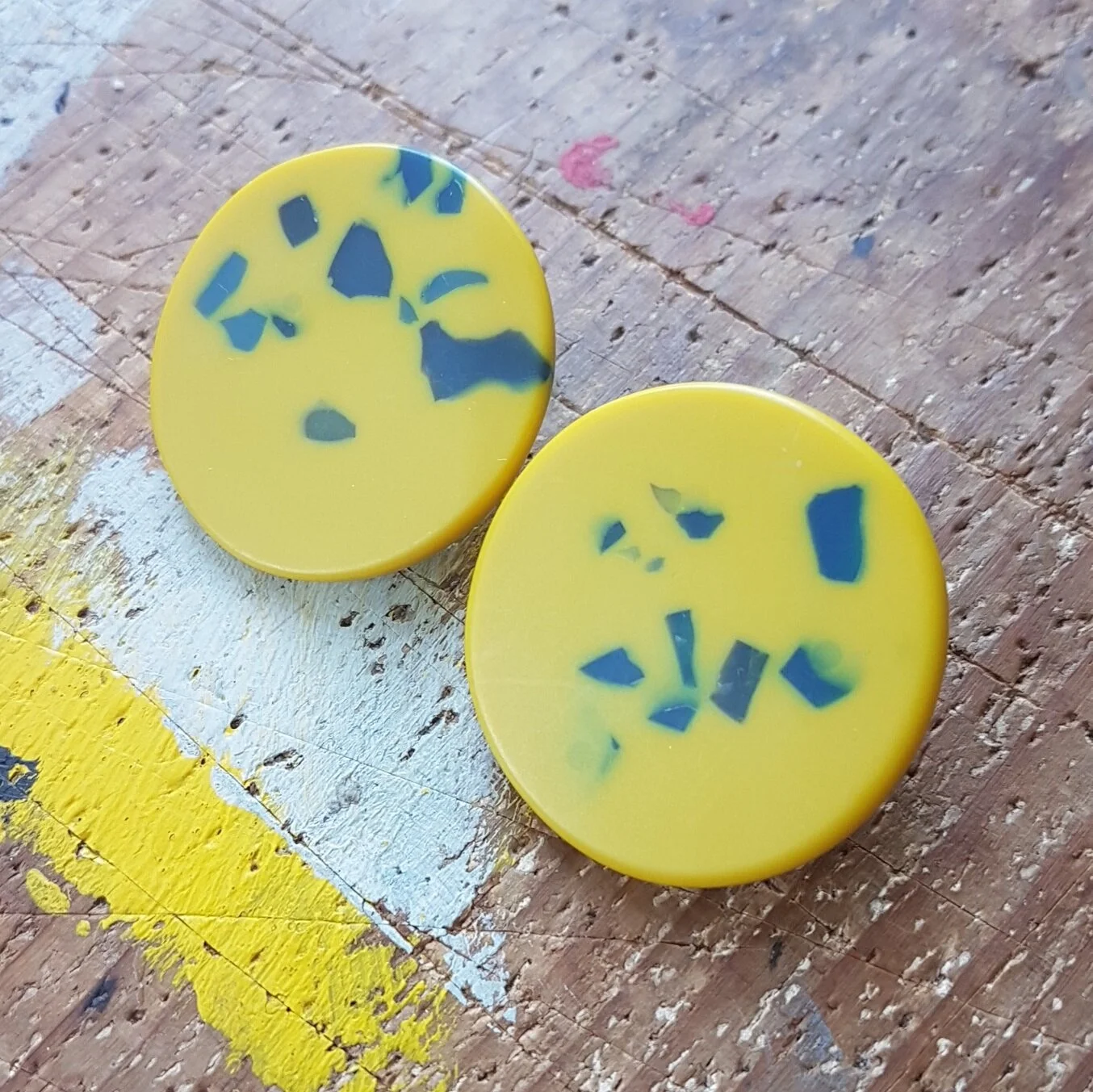 extra large studs in yellow speckle