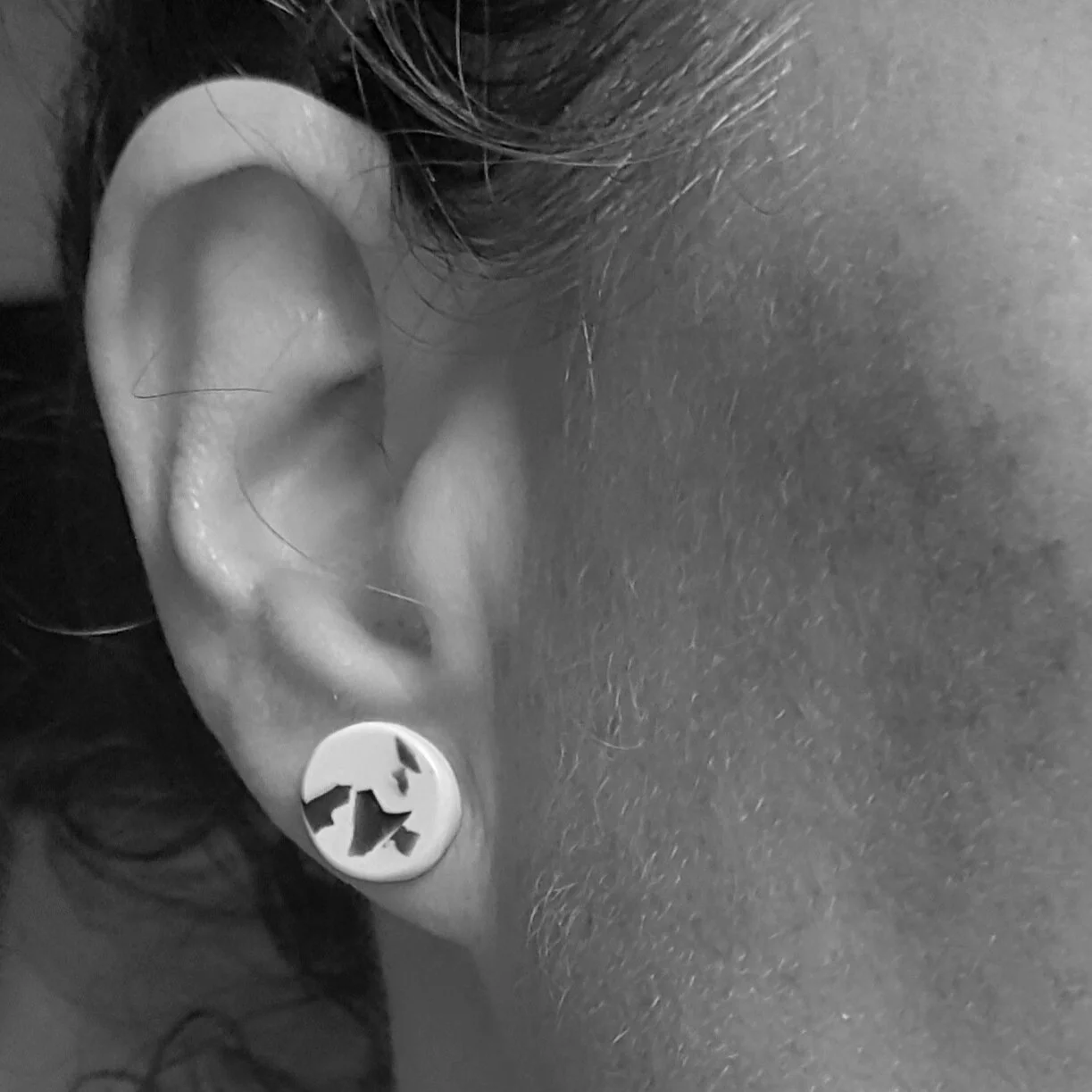 CE earrings round mini cream blue speckle model.jpg