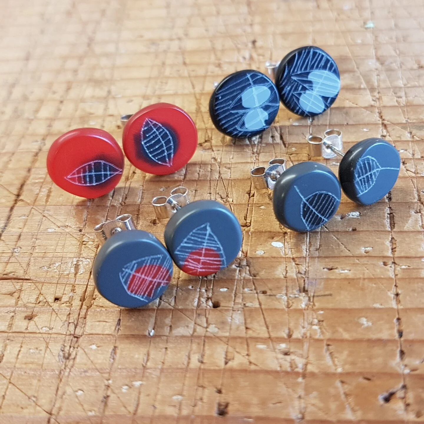 earrings mini round black red grey group.jpg