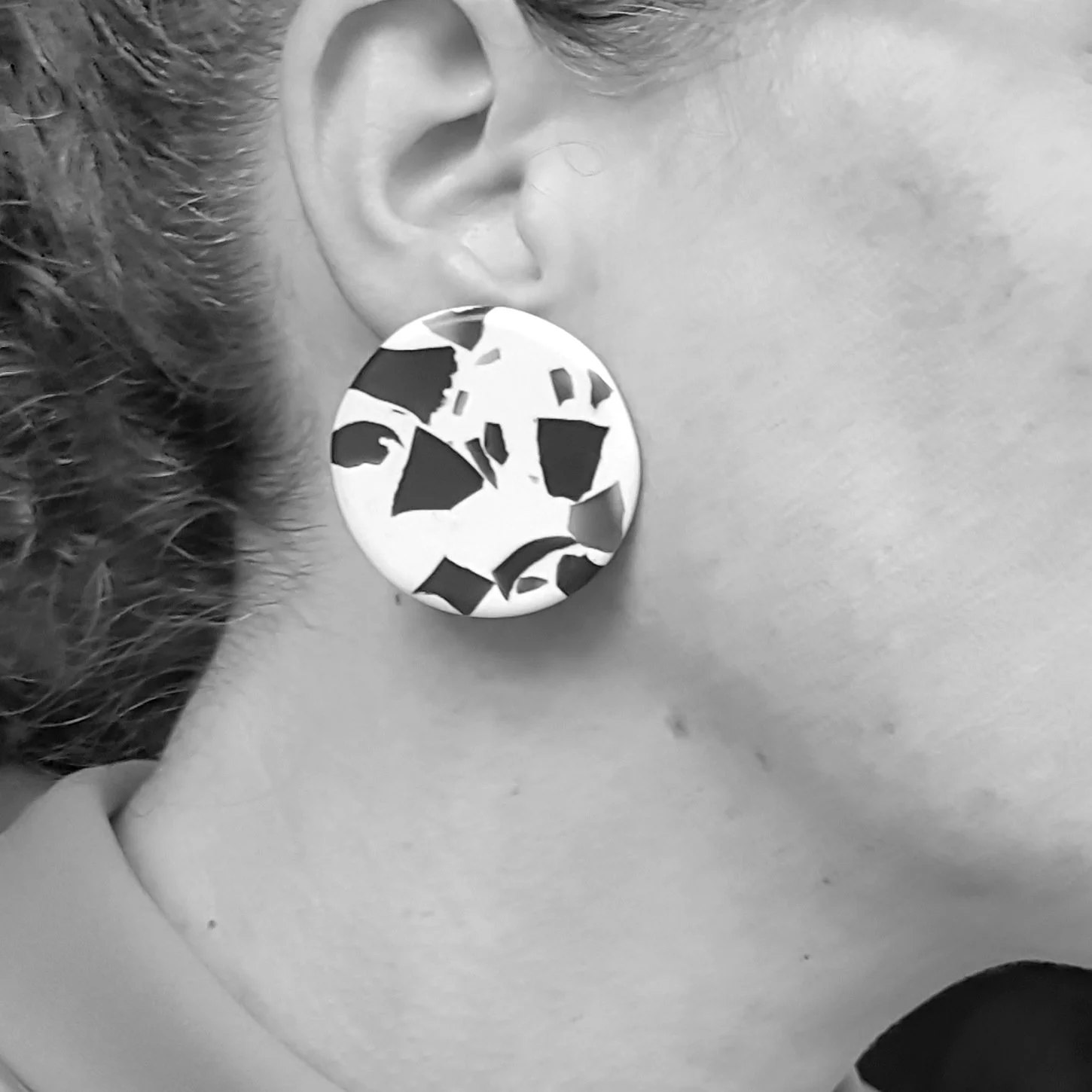 CE earrings round xlarge cream blue speckle model.jpg
