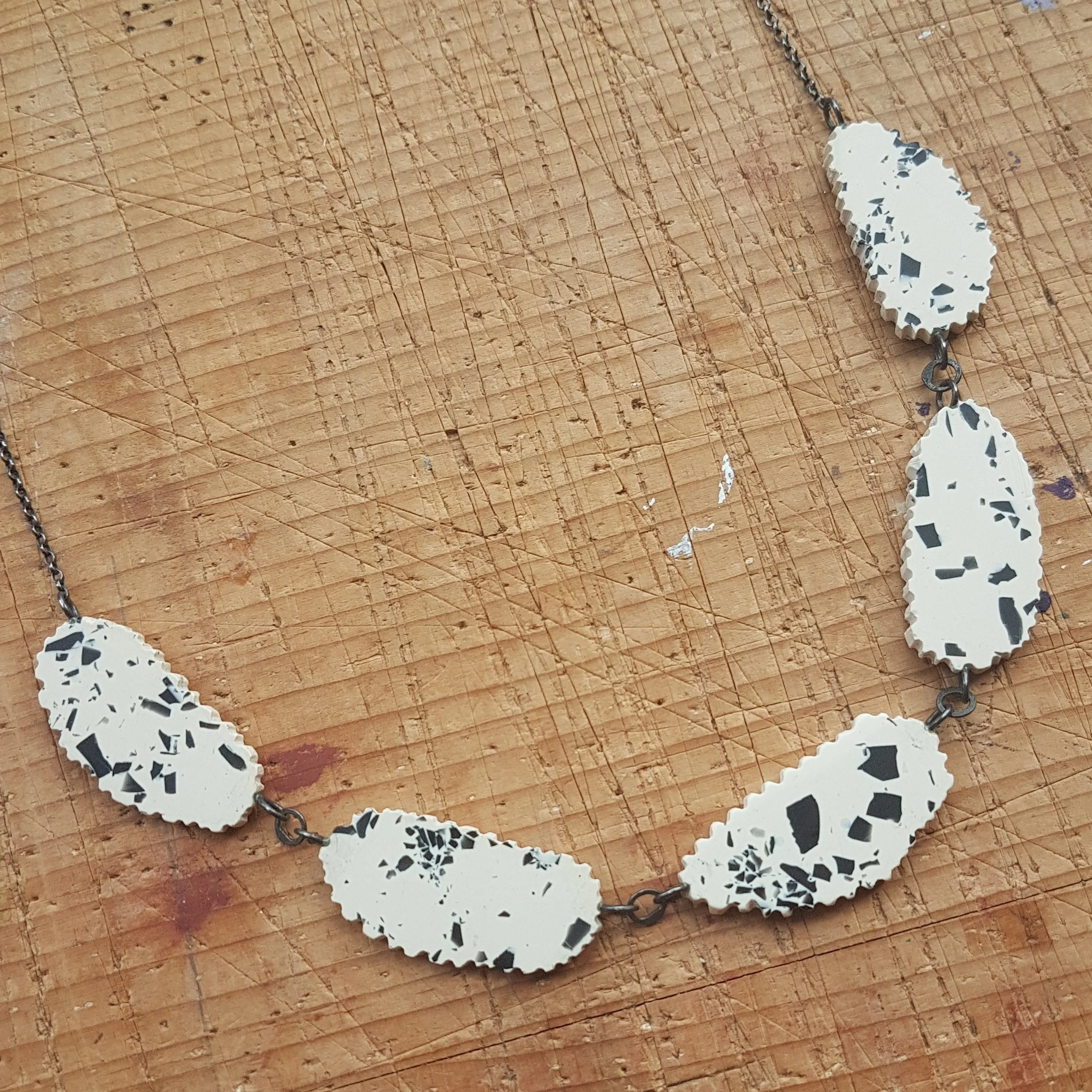 necklace alex 5 cream black 11.jpg