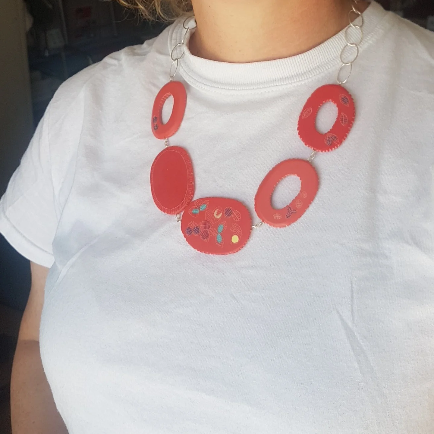 necklace mismatch oval bloom coral model2.jpg