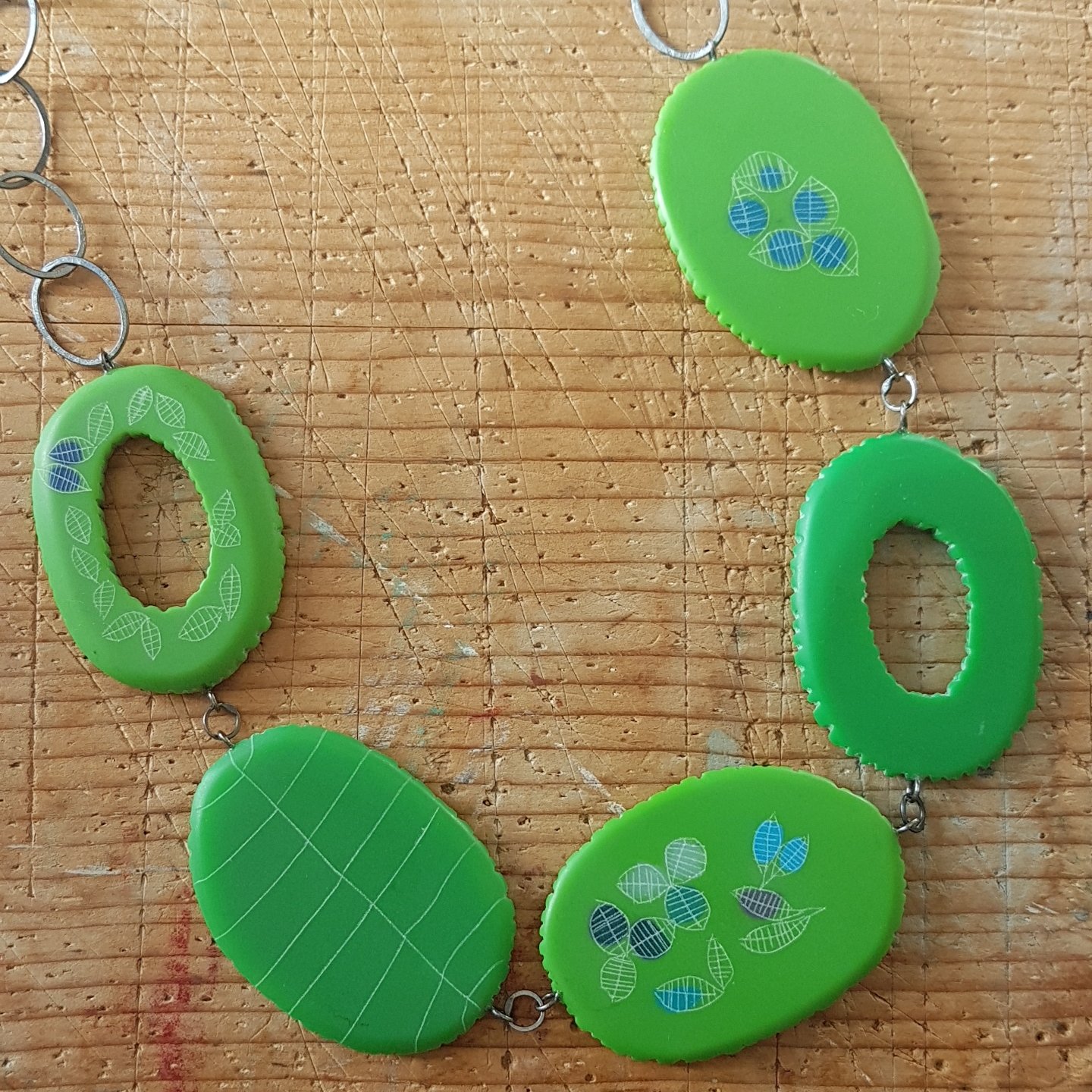 bright green oval bloom necklace