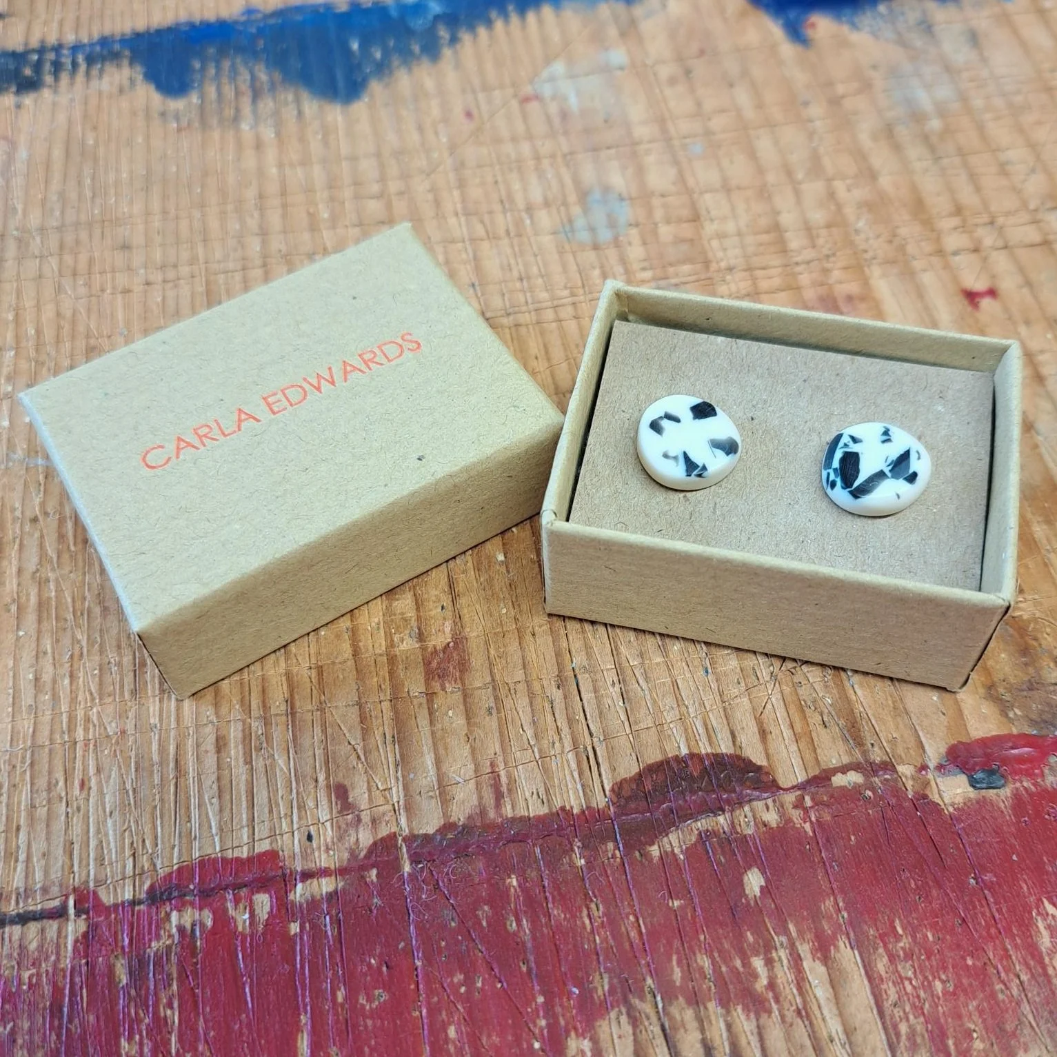 EARRINGS mini round studs cream blk5.jpg
