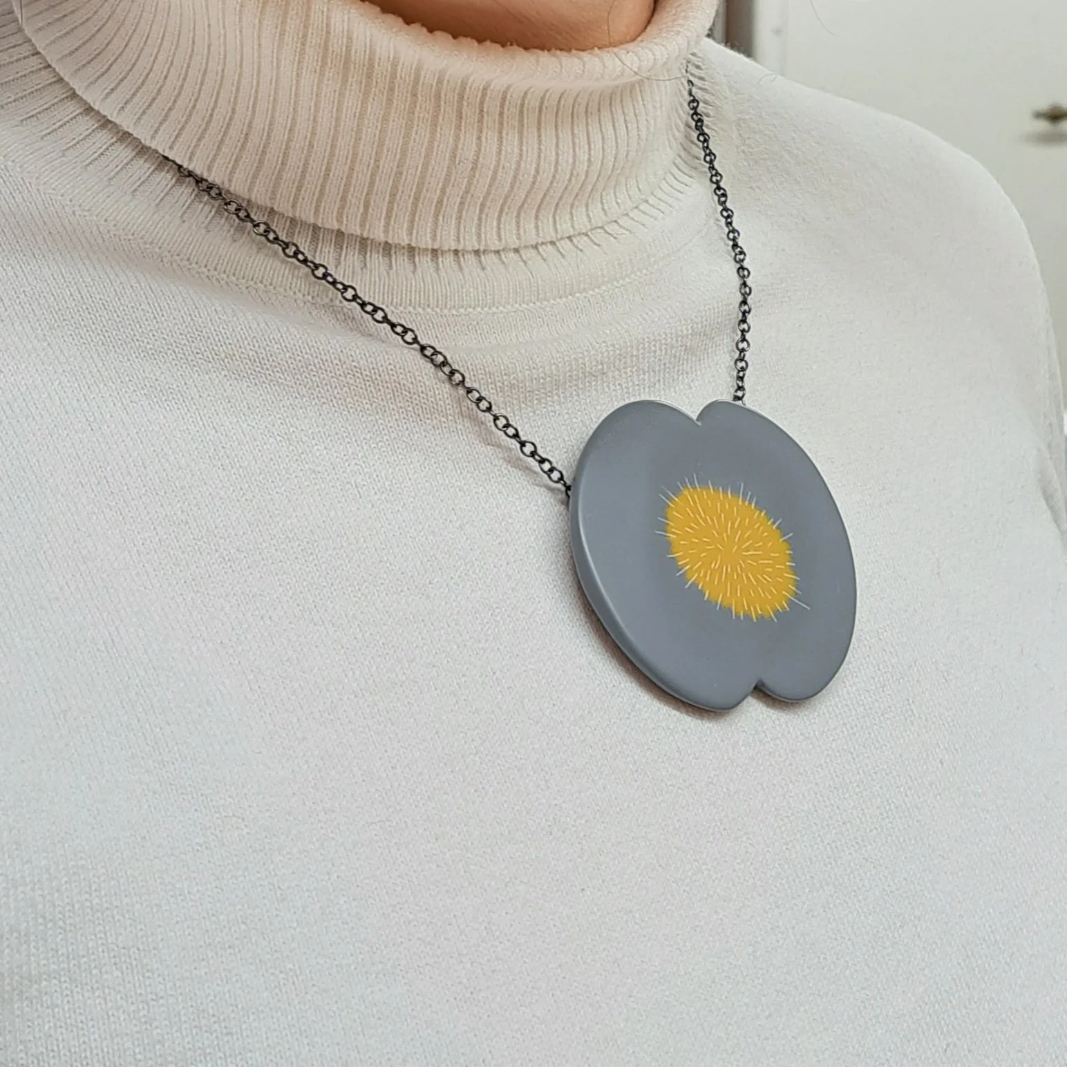 necklace poppy grey model1.jpg