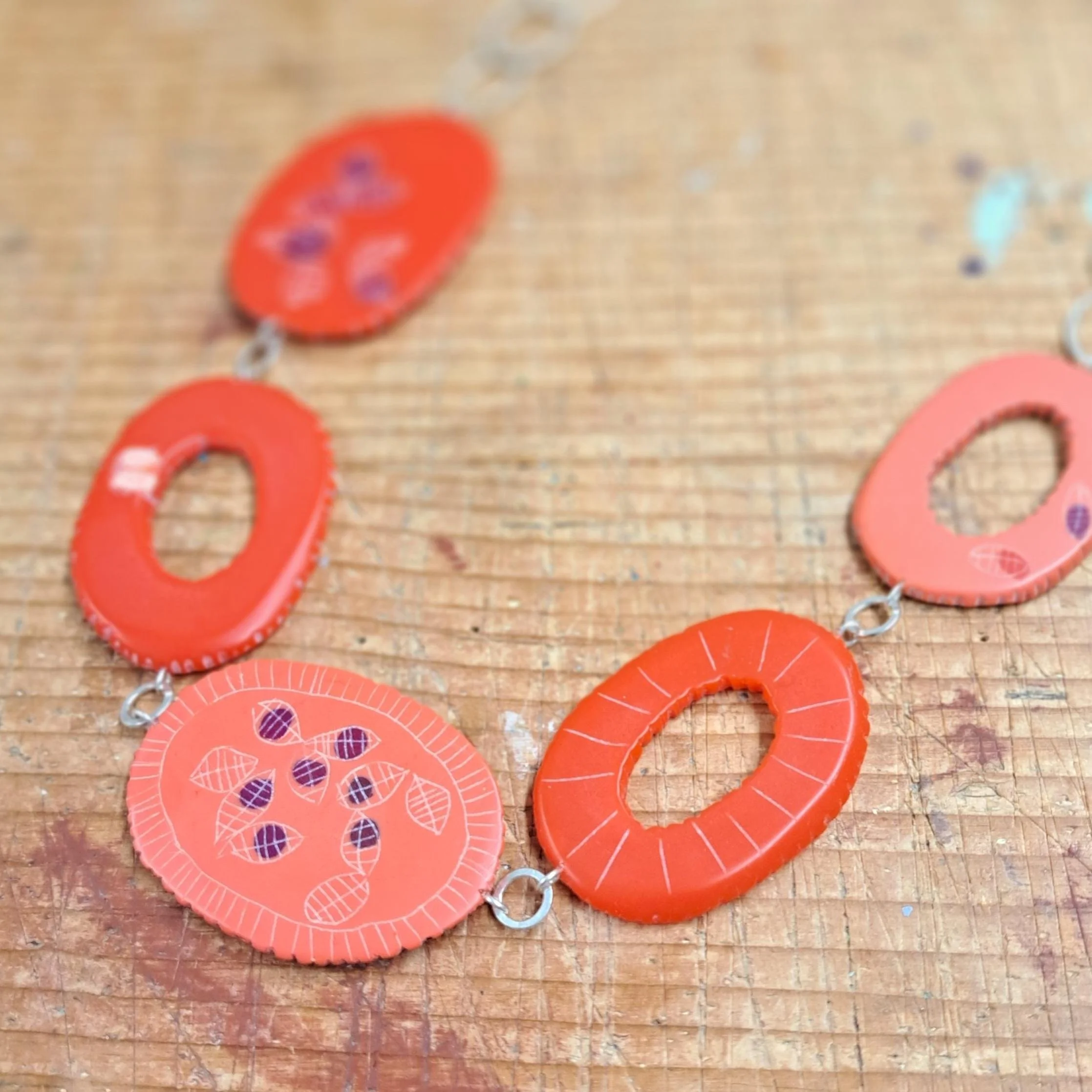 coral oval bloom necklace