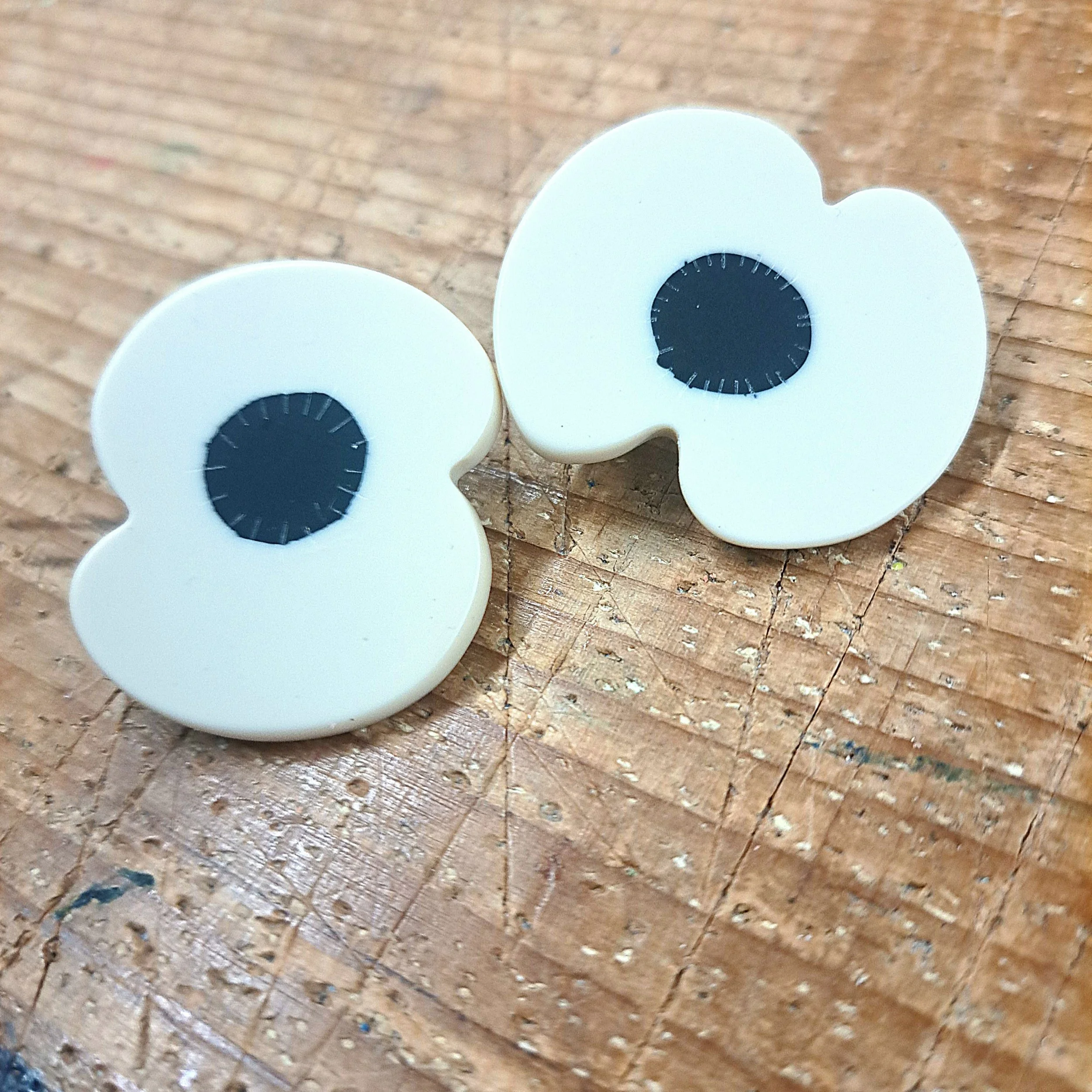 er poppy studs cream.jpg