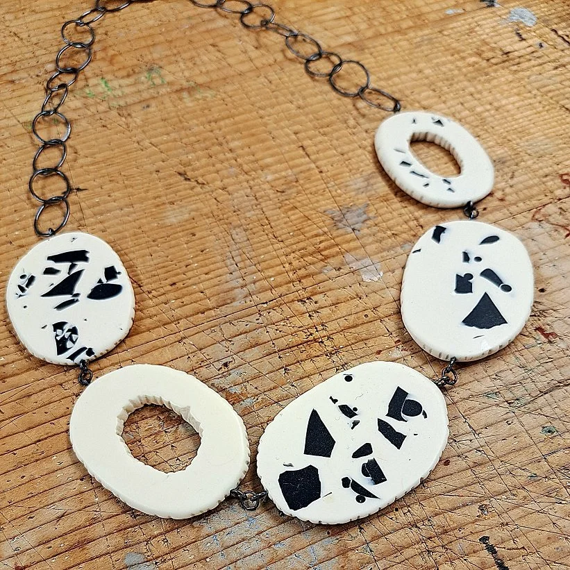 OVAL BLOOM NECKLACE