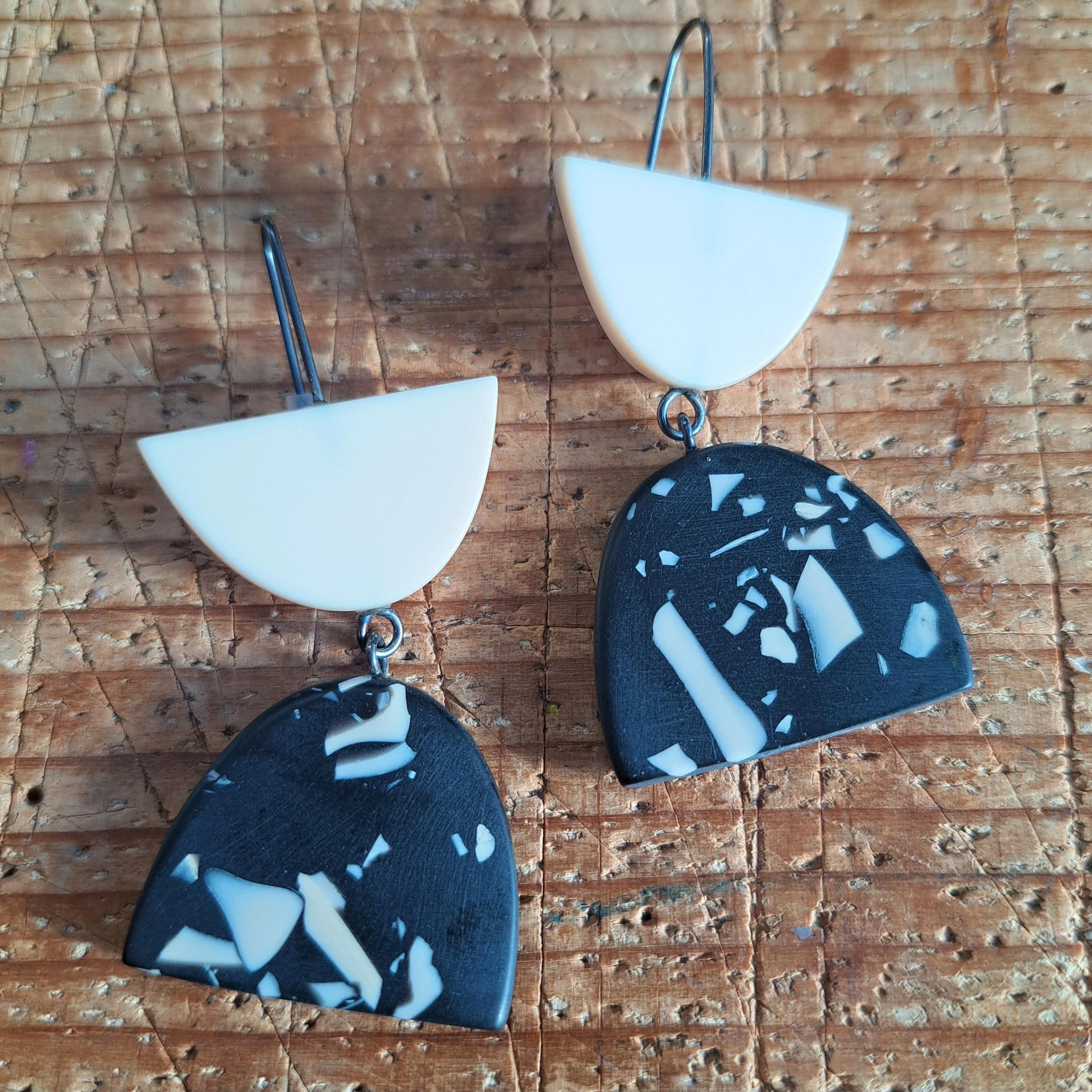 earrings demi double drop speckle cream black1.jpg
