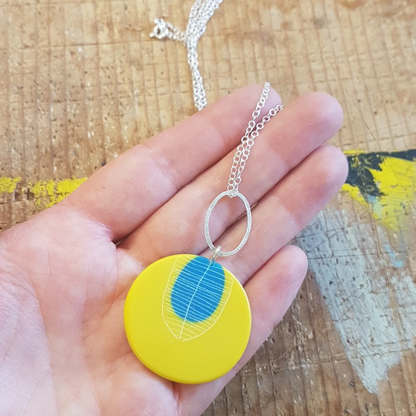 necklace round x large yellow blue2.jpg