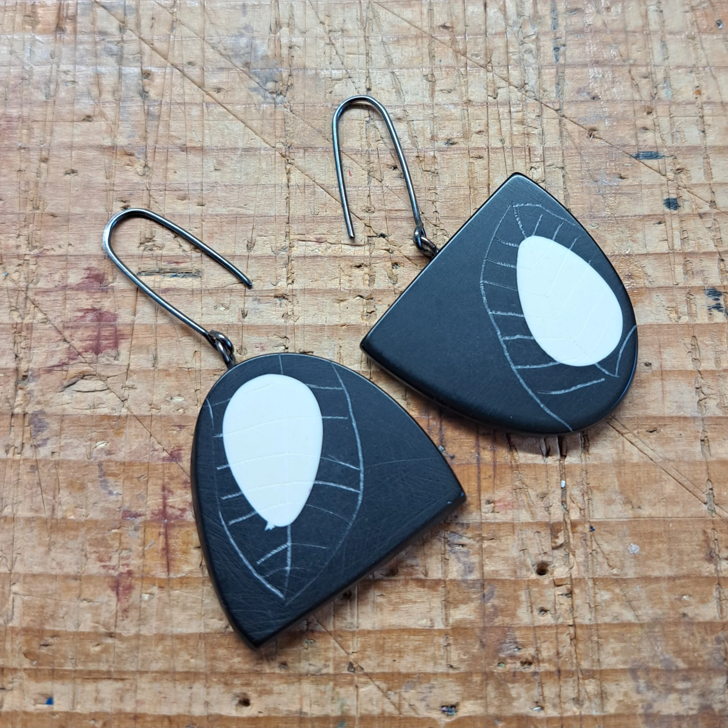 monochrome demi drops sample