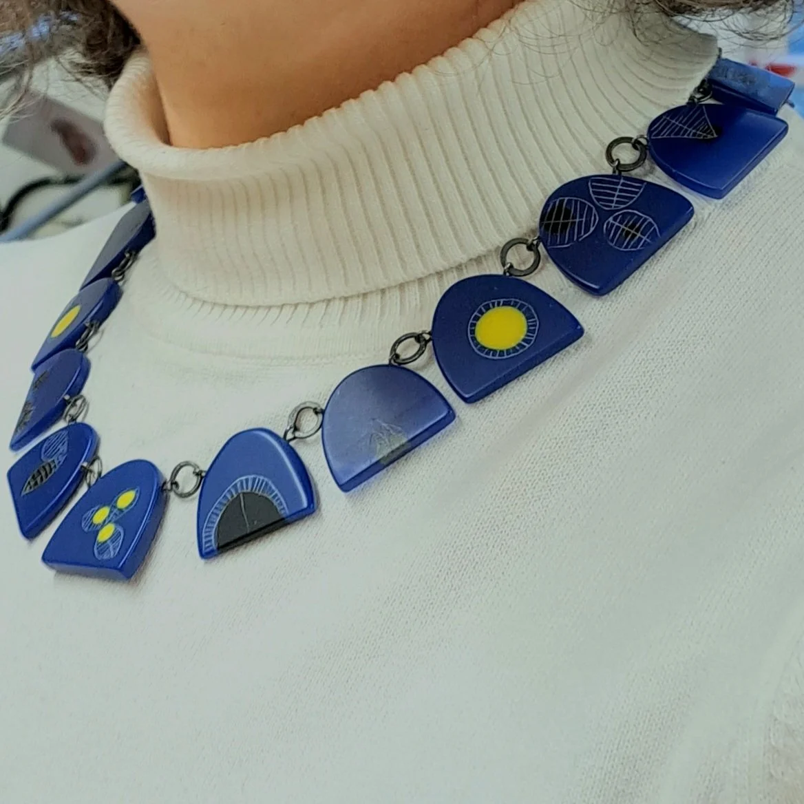 necklace demi dk blue yellow blk m1.jpg