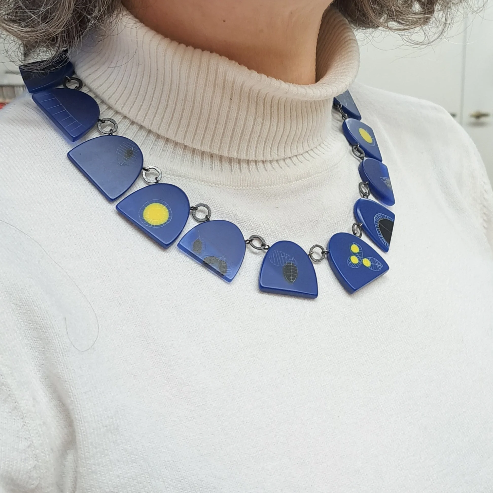 necklace demi dk blue yellow blk m.jpg