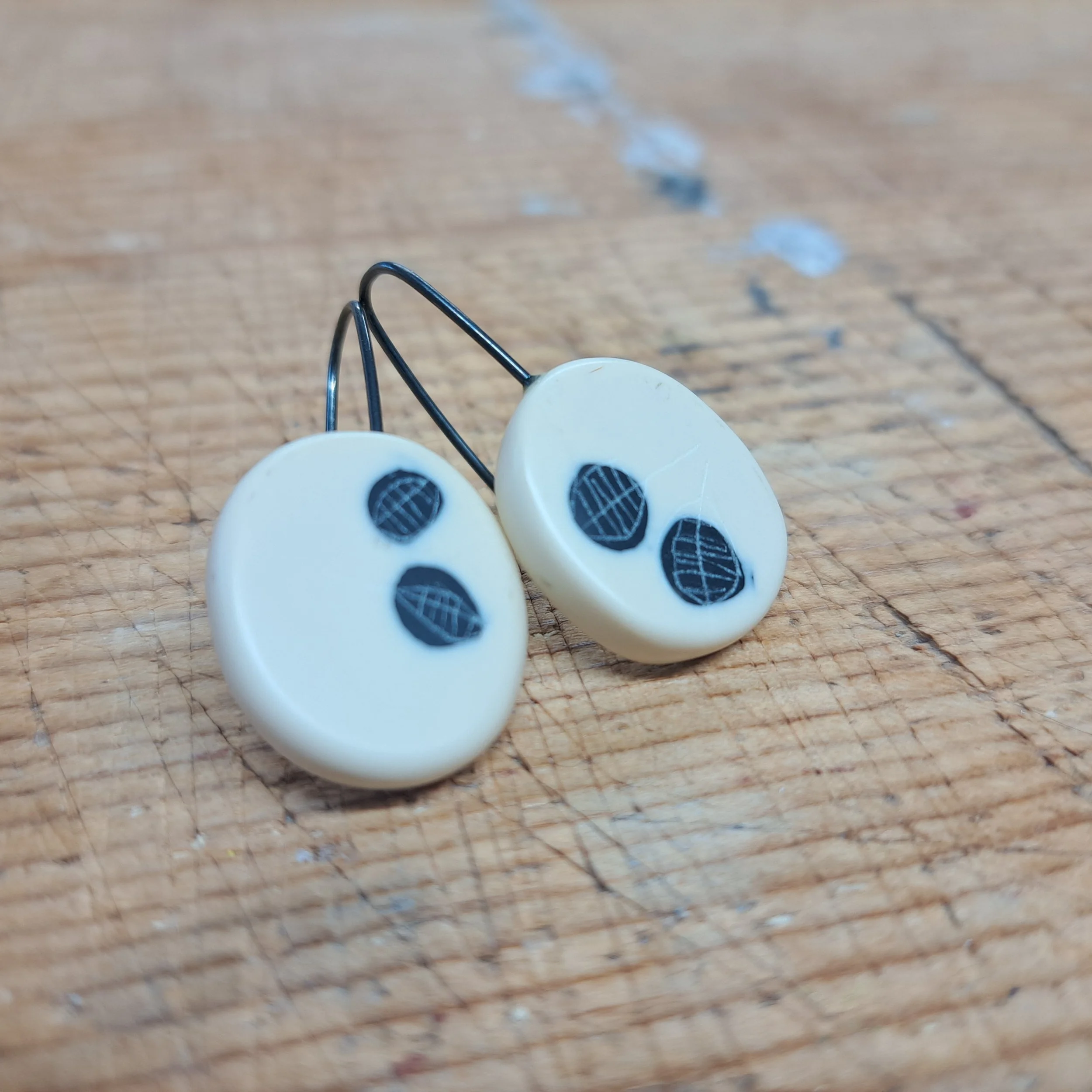 monochrome round drops