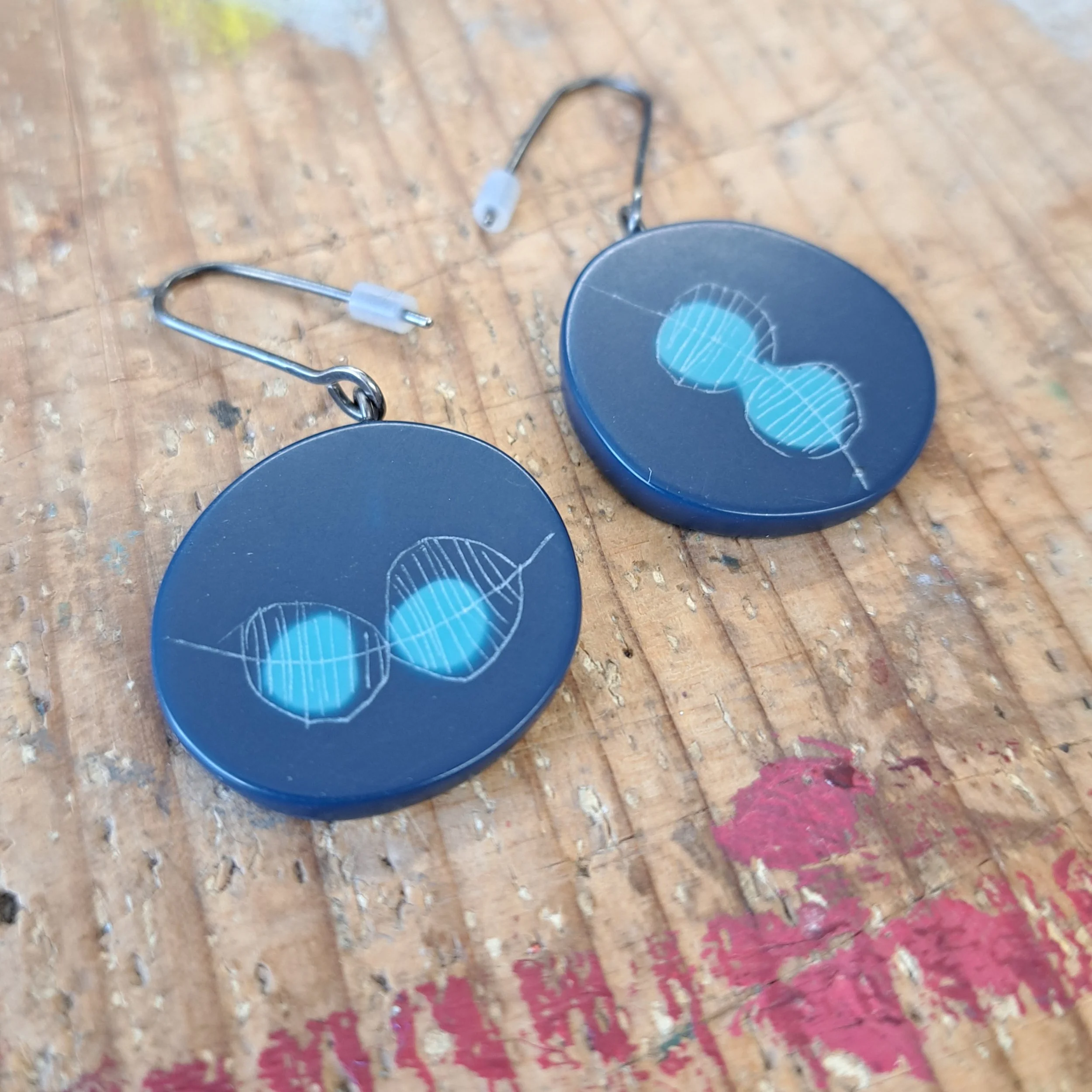 dark blue large round drops