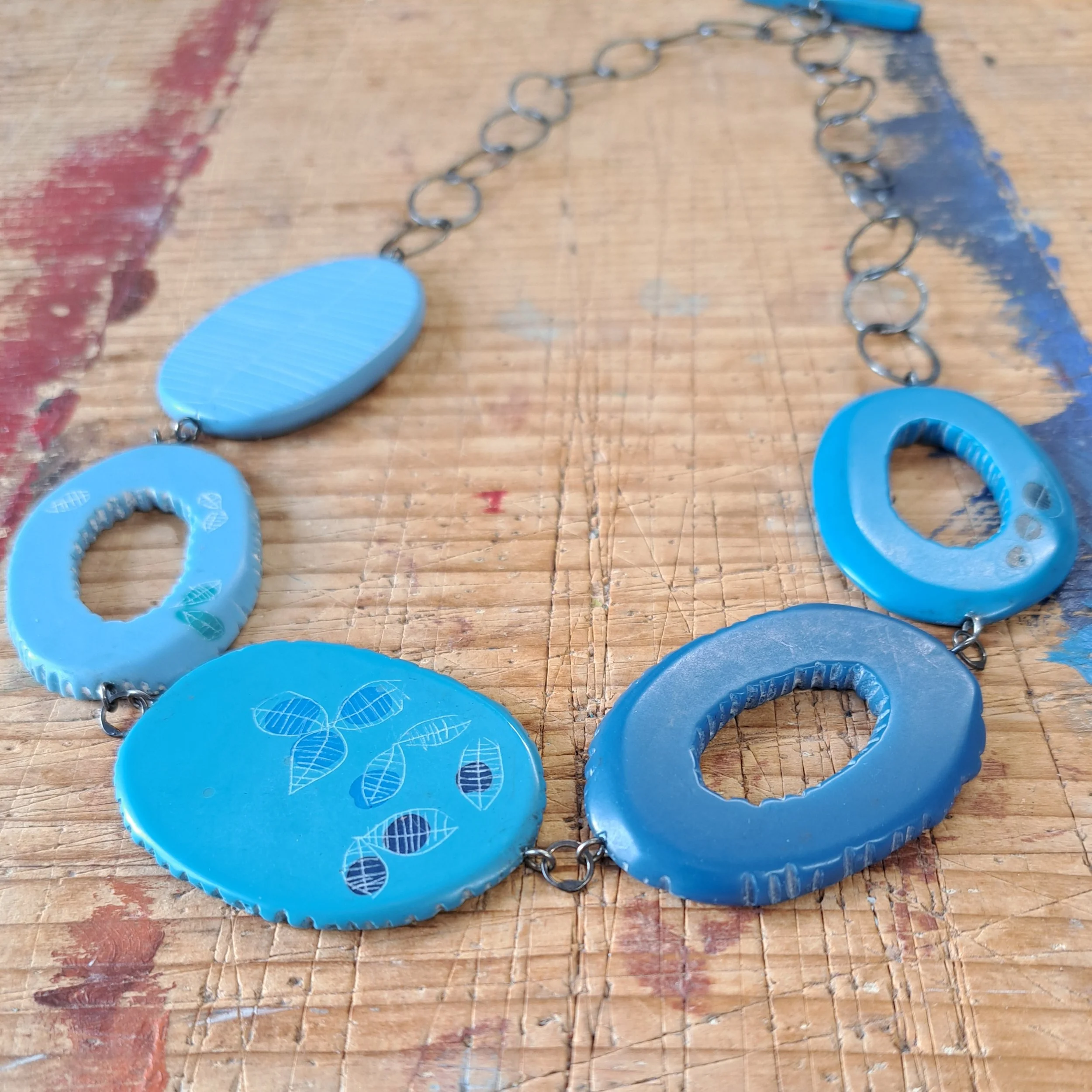 blue oval bloom necklace