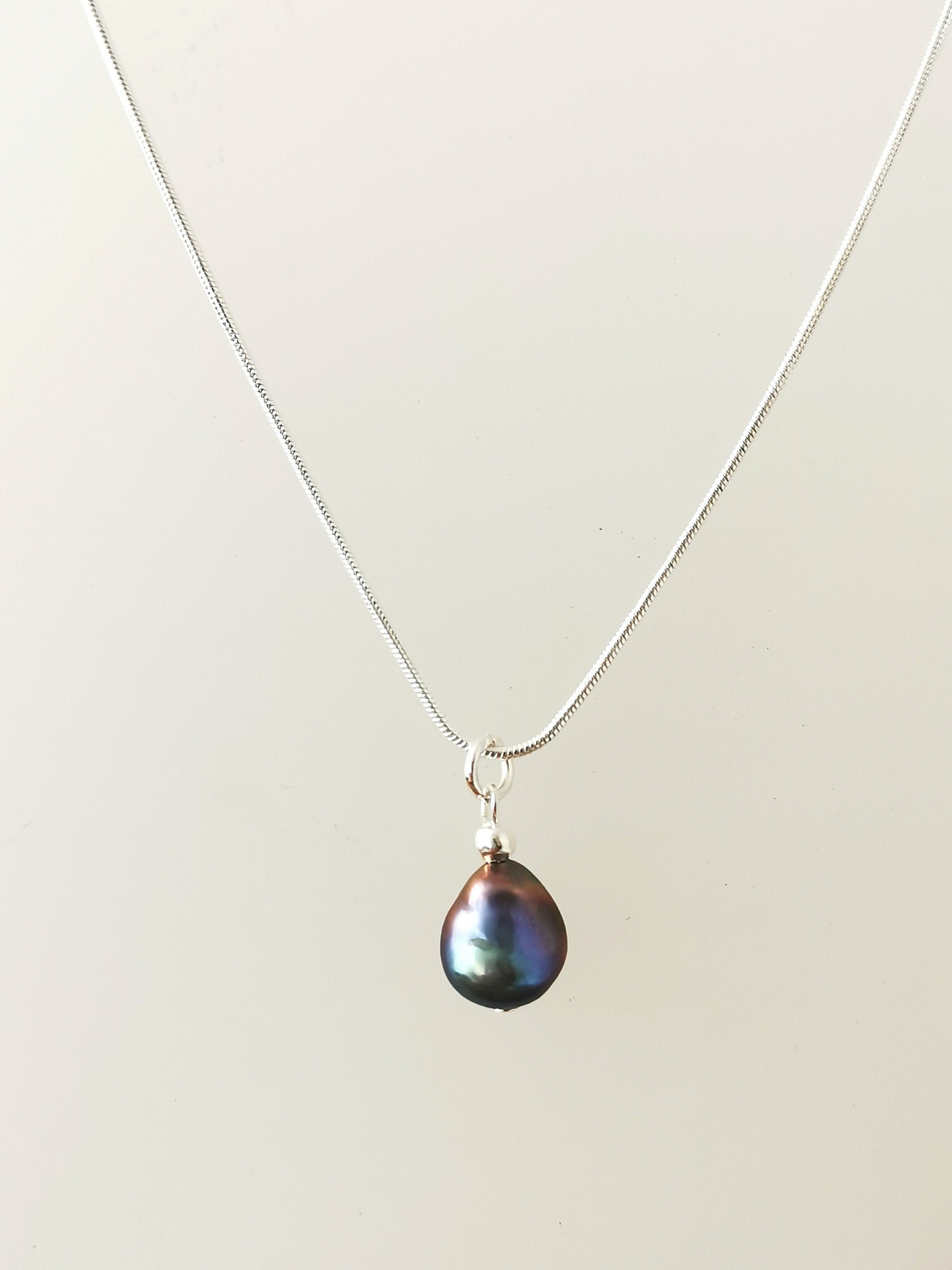 Simple peacock black pearl pendant necklace