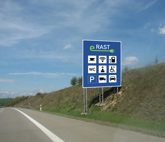 800px-Hinweisschild_e_raststätte.jpg