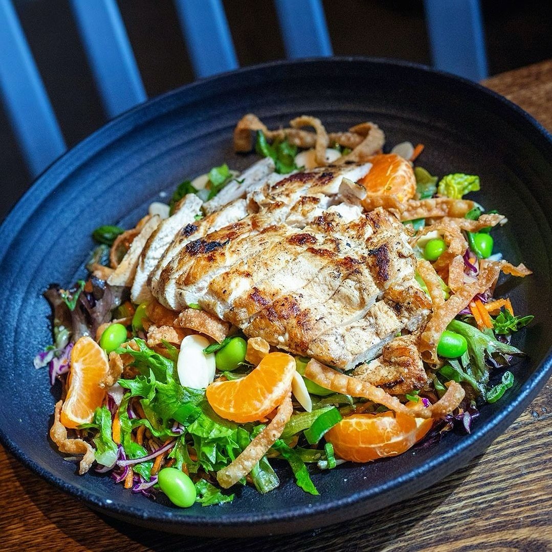 International Aisle 7 Bowl &ndash;&nbsp;Cabbage, carrot, edamame and spring mix, toasted sesame dressing, green onions, sliced almonds, mandarin oranges, crispy wonton strips, grilled chicken⁠
⁠
Worcester location only!