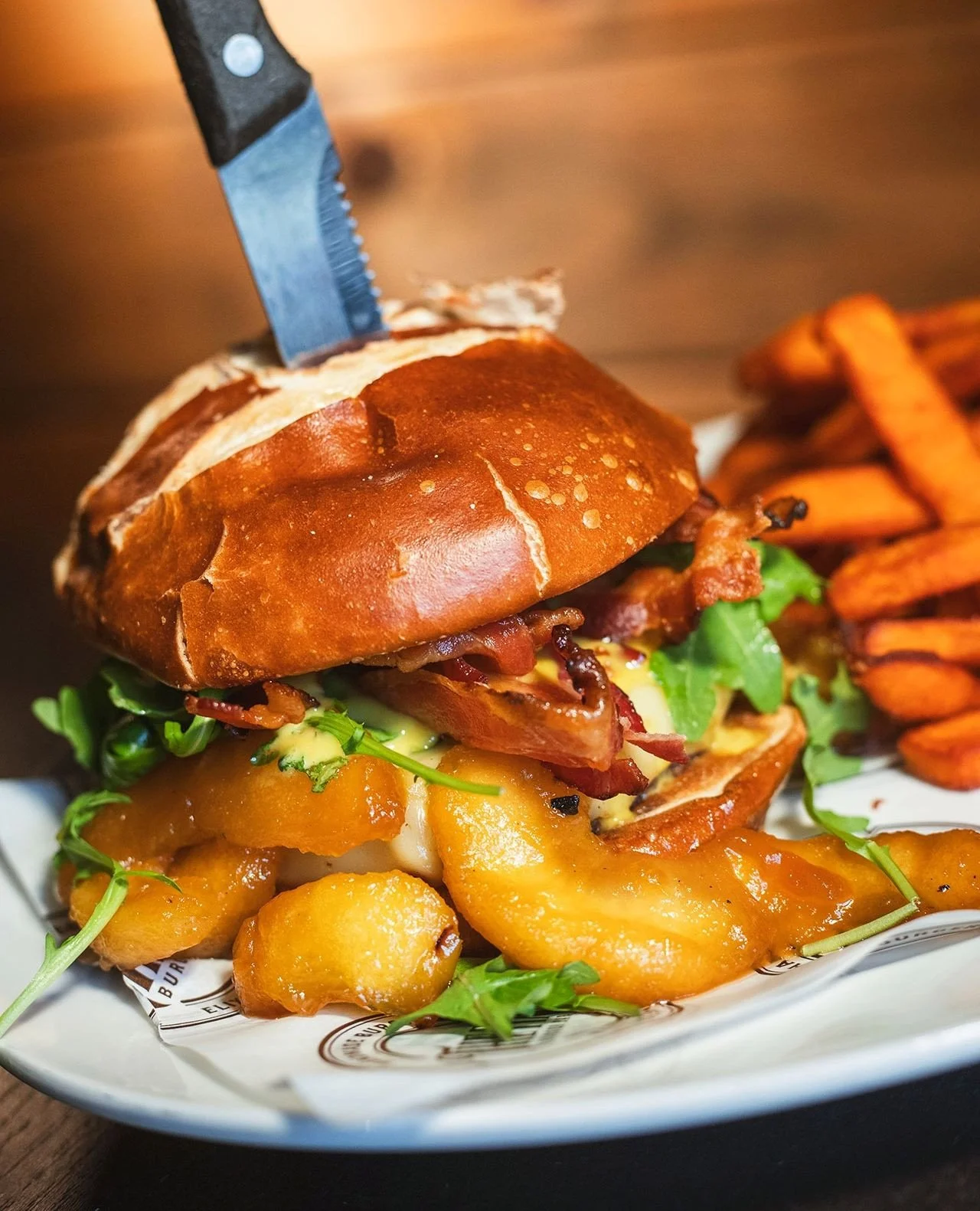 Imagine not ordering the Harvest Burger for lunch 🤔 That's wild. This thing is the definition of 'don't knock it 'til you try it'.
7oz. house patty, melted gouda, applewood smoked bacon, grilled apples, arugula, maple dijon mayo, toasted pretzel