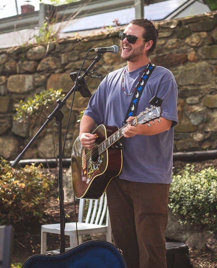 Join us Sunday in Marlborough for live music with Andy Rice from 5:30&ndash;8:00 PM, plus burgers, cold drinks, and a summer evening worth sticking around for. Grab a table, order your Fix favorite, and let the music do the rest.⁠
⁠
See you tomorrow!