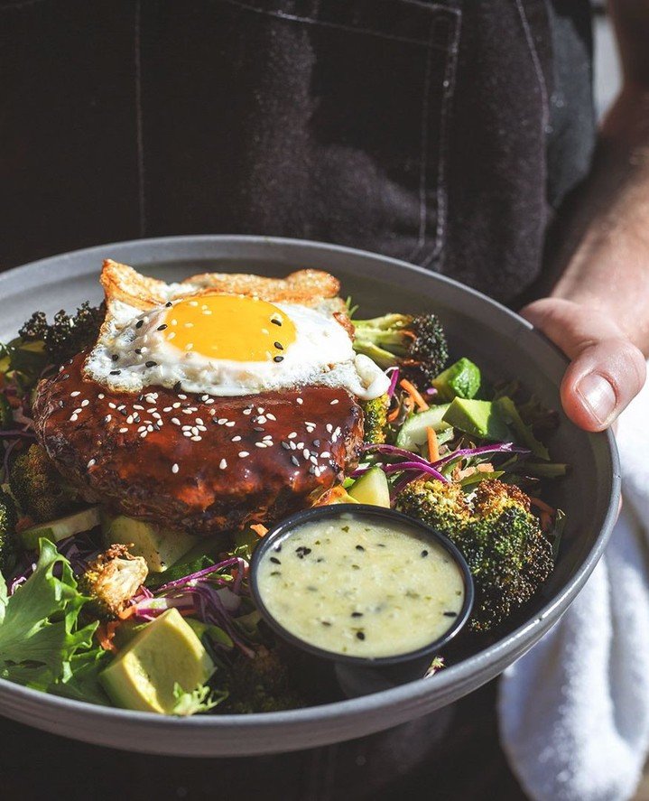 Meet THE BOWL-GOGI 👋 a juicy Wagyu patty with gochujang glaze, broccoli, avocado, carrots, cabbage, cucumber, a fried egg, and toasted sesame vinaigrette. Bold flavors, fresh ingredients, and a whole lot of awesome in one bowl.⁠
⁠
On special now at 