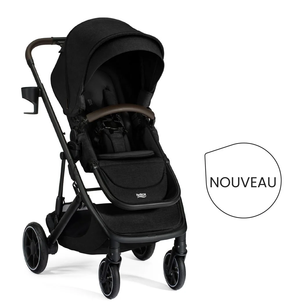 Nouveau. Poussette noire avec auvent, barre avant brune, porte-gobelet et logo Britax sur le repose-jambes. 