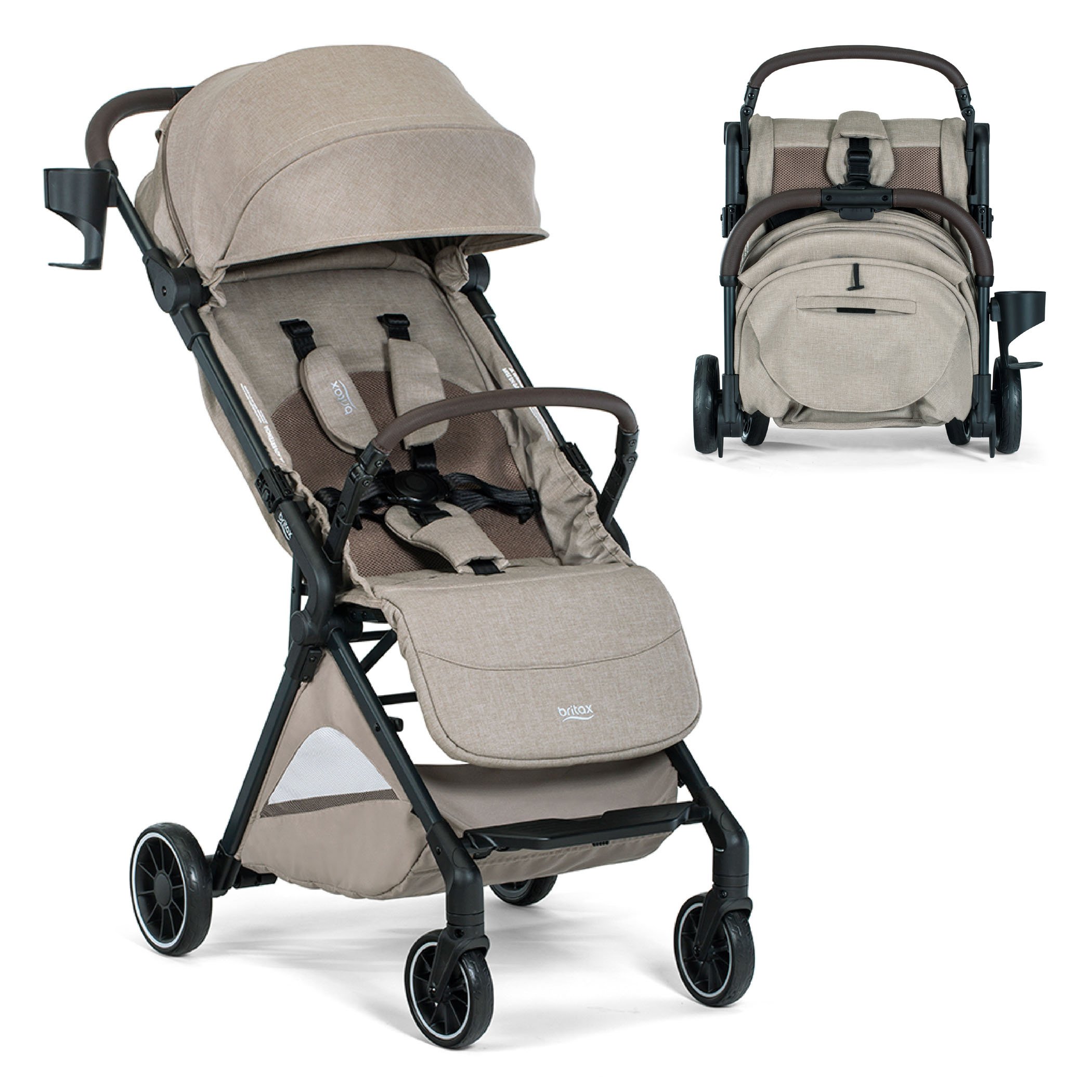 Une poussette beige avec une barre de protection, un auvent, un porte-gobelet et le logo Britax. 