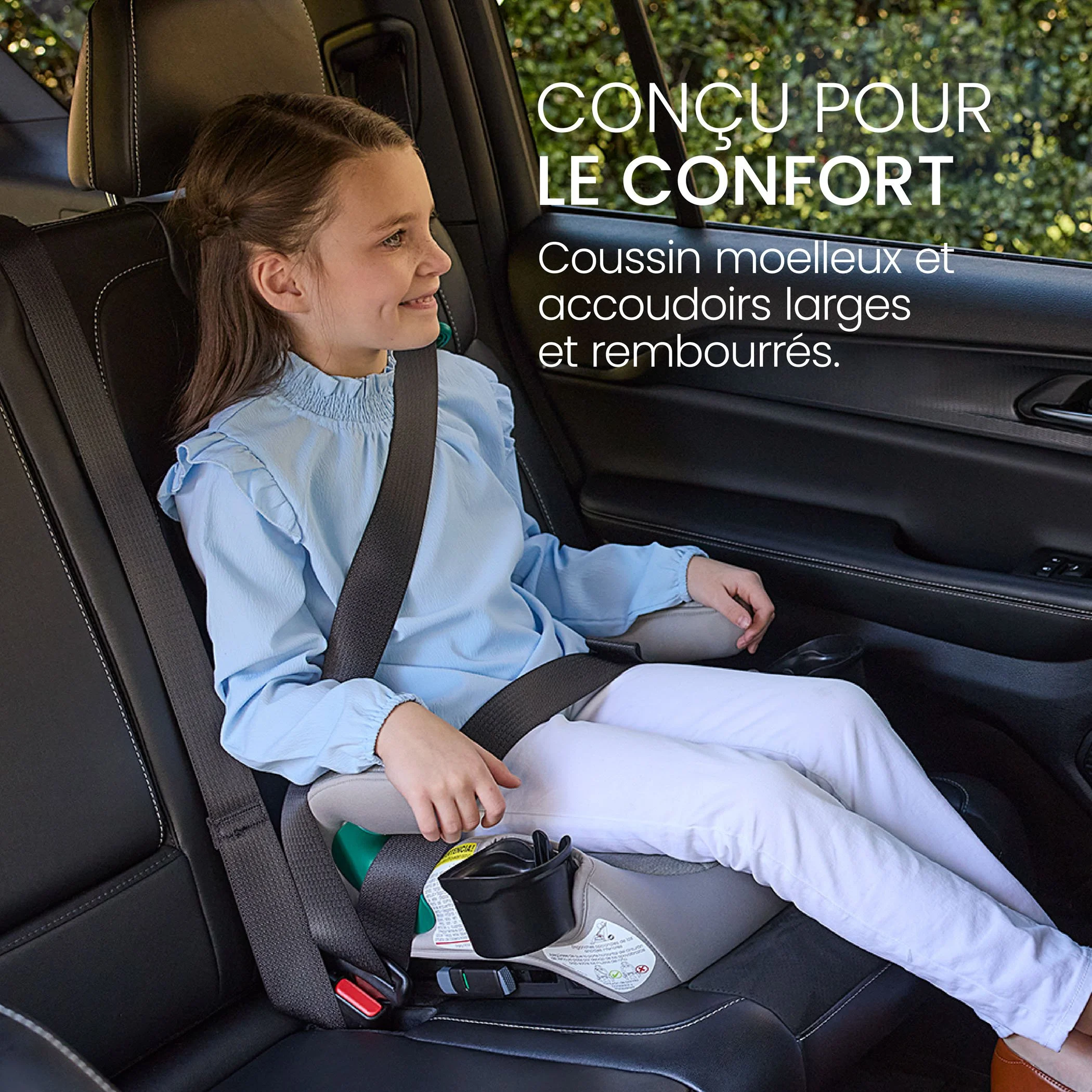 Conçu pour le confort. Coussin moelleux et accoudoirs larges et rembourrés. 