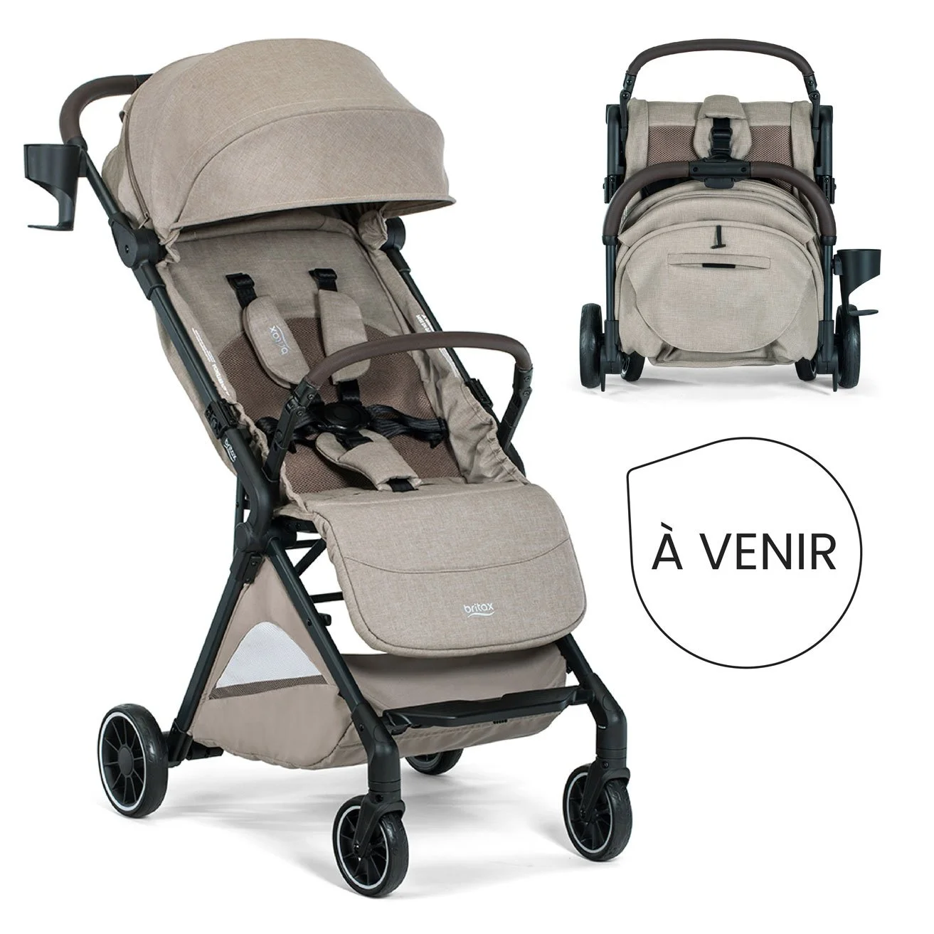 Prochainement. Une poussette beige avec une barre de protection, un auvent, un porte-gobelet et le logo Britax.