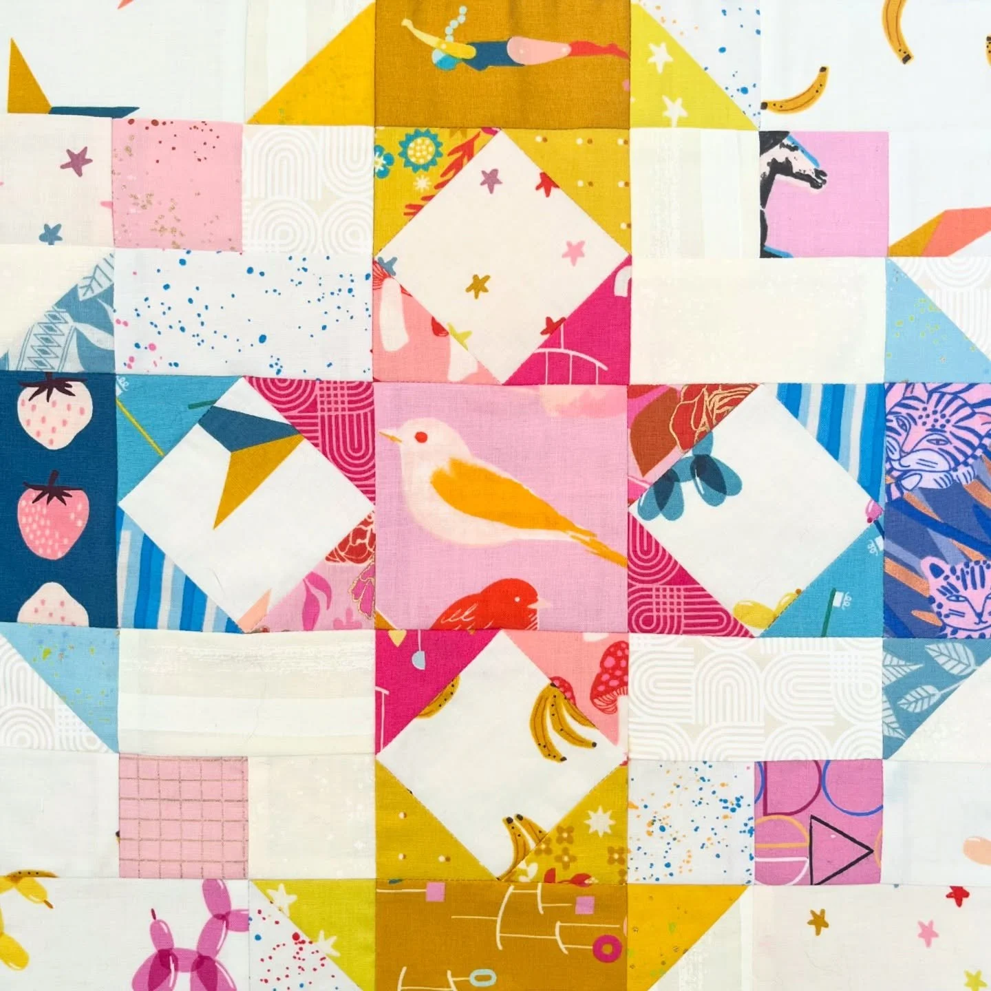 How sweet is this block! Month 7 of the RuBeeStarSewist Bee really lent itself to fussy cutting and I couldn&rsquo;t resist making this cute little bird from deep in my stash the star 💕
🐝
Queen Bee: @allison.ramsing 
Pattern: Community Star by @rob