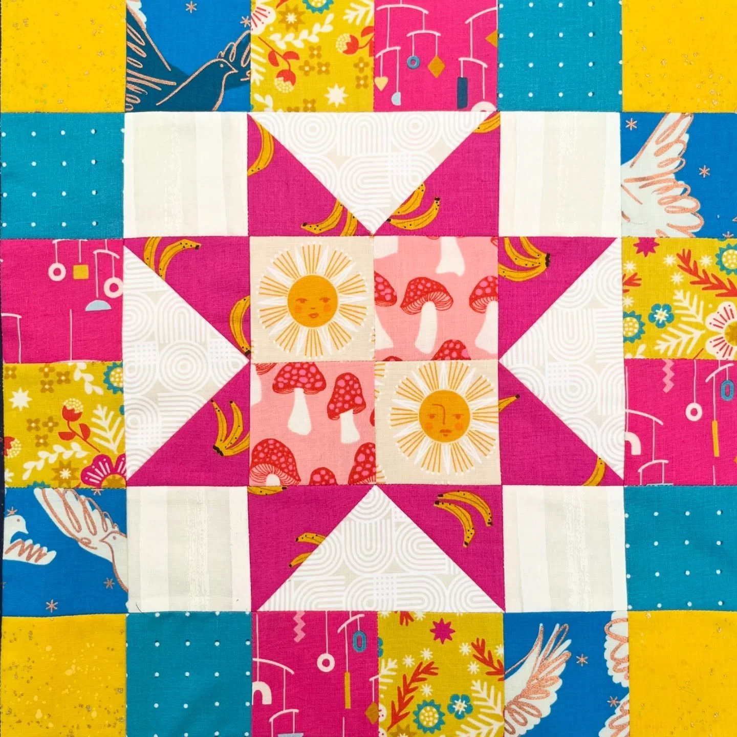 Making this block for month 8 of the #RuBeeStarSewist bee filled me with so much joy - I love this colour combo! 
🐝
Queen Bee: @the.quilting.corner 
Pattern: Super Scrappy Star by @corianderquilts 
Fabric: all @rubystarsociety of course!
🐝
#Quiltin
