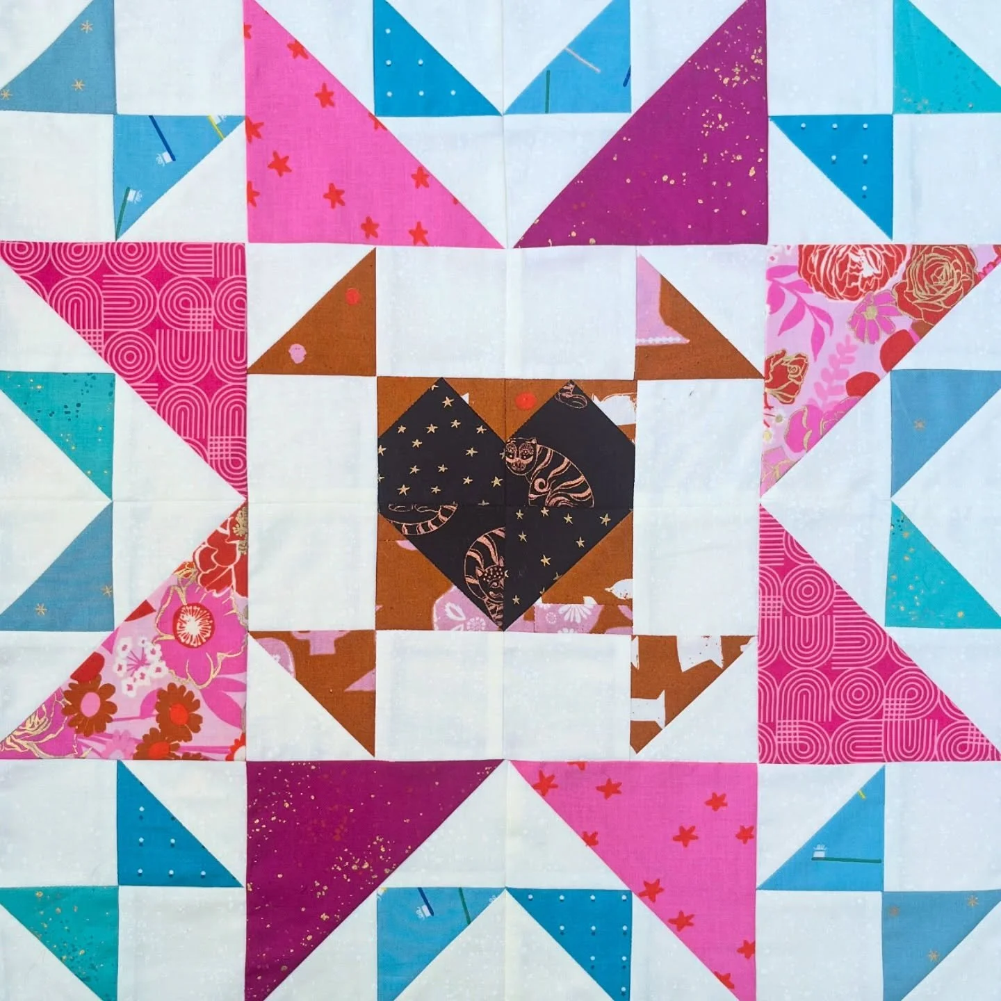 It&rsquo;s about time I shared another block from the 
#RuBeeStarSewists bee! 🐝 Somehow I made it to month 9 without being asked for caramel colours, and while I do enjoy the warm brown tone it is not one that features heavily in my stash/at all. I 