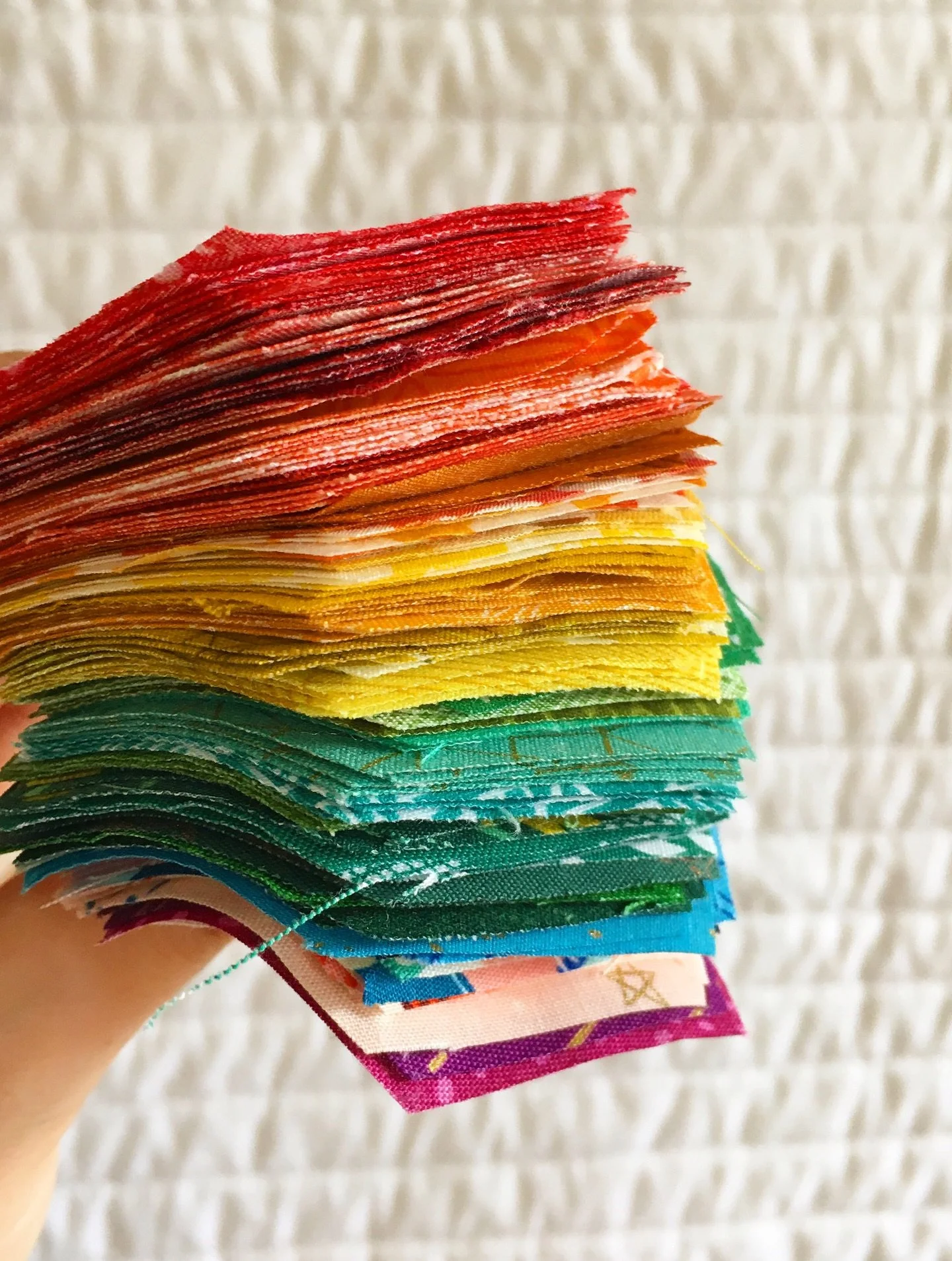 I do love a scrappy finish, whether we&rsquo;re talking binding, backing, or the whole quilt top. I&rsquo;ve made LOTS of scrappy quilts but I think my all time favourite is my Rainbow Hexie 🌈 It&rsquo;s one of my most traditional quilts; hand cut h