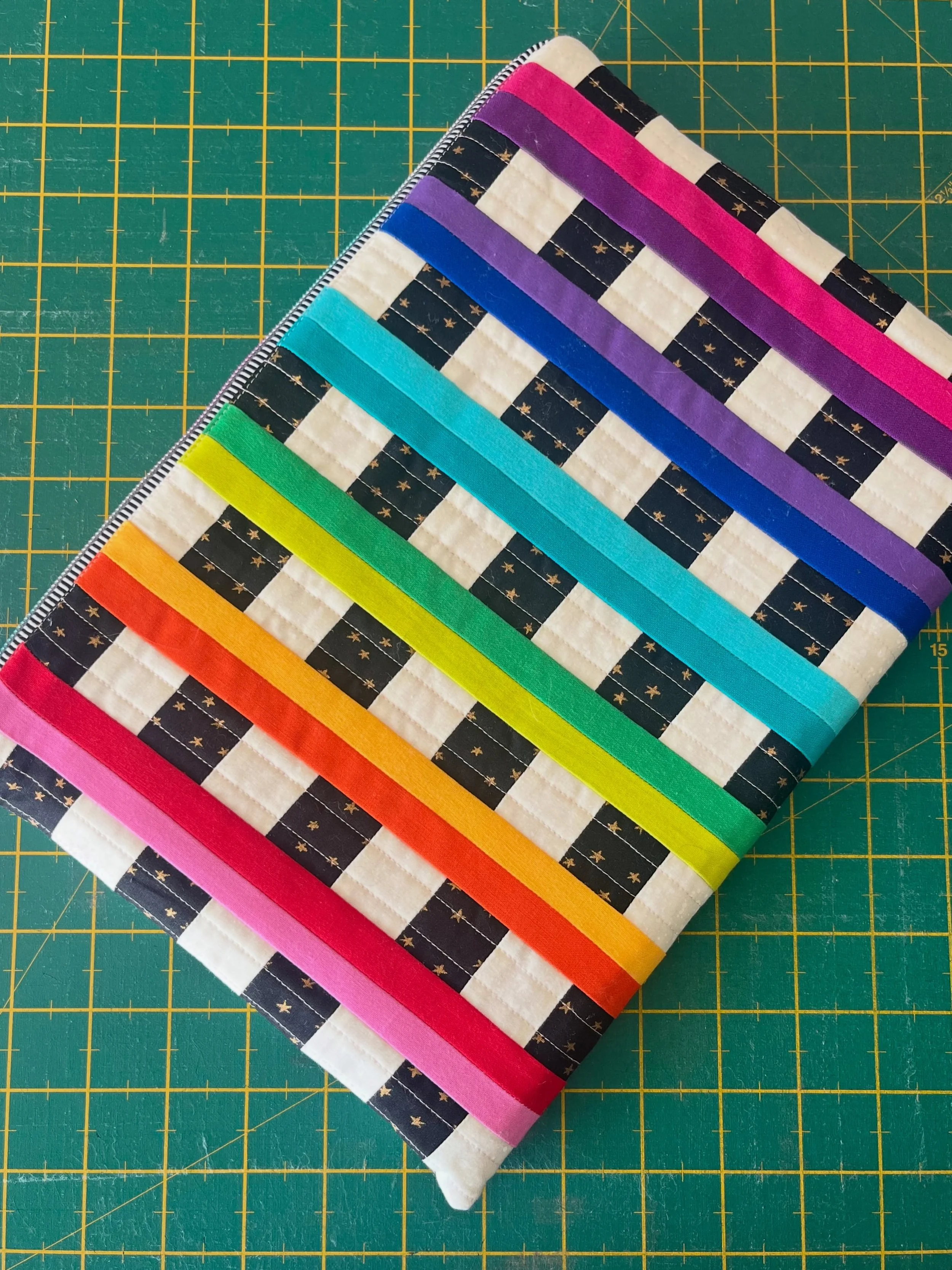 Sometimes when the sewing gods smile, they really smile! I needed a new case for my laptop and not only did inspiration strike pretty much immediately (rare!) but I had the perfect fabric in my stash, I found the perfect zip and pull, and I even won 