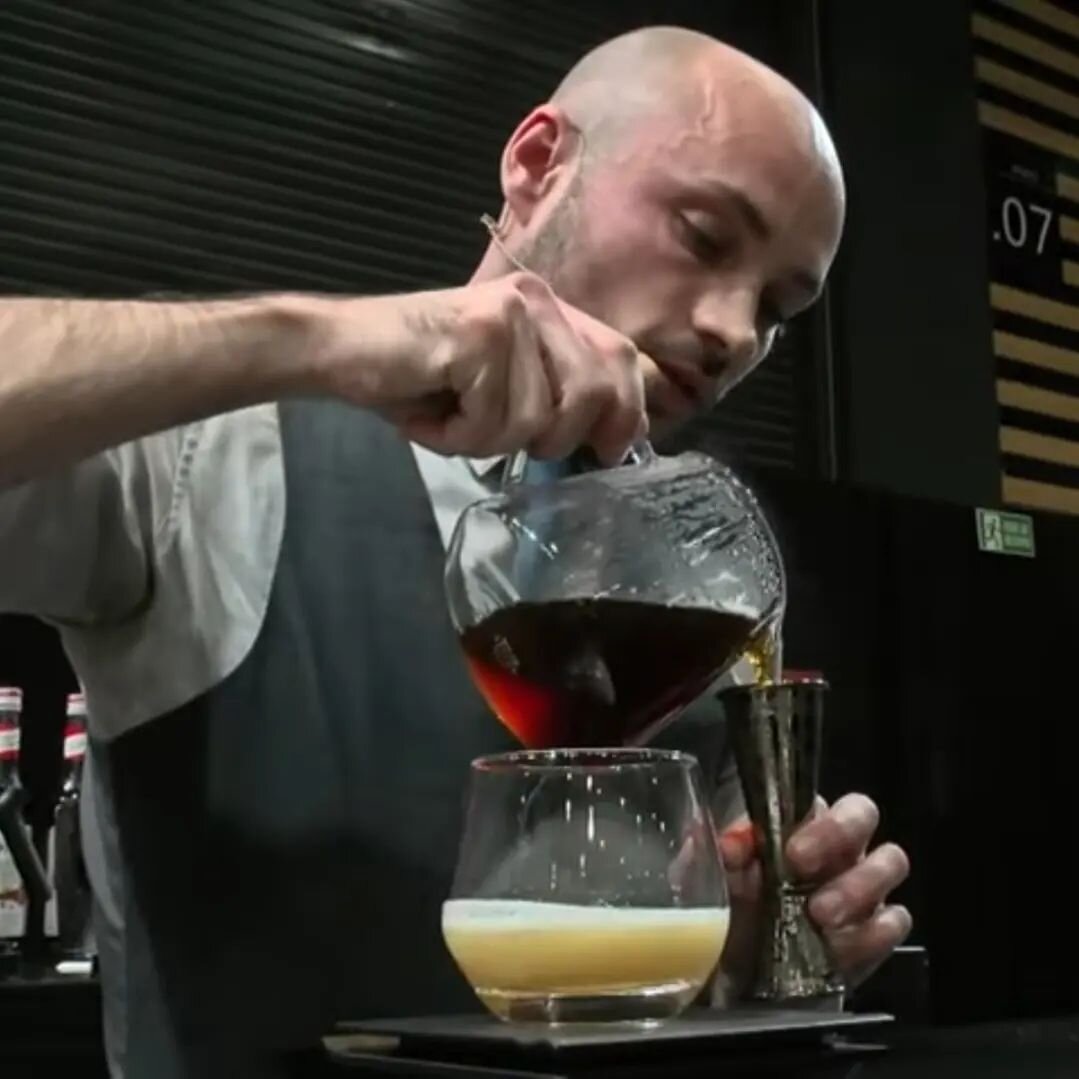 La comp&eacute;tition continue avec Christophe, candidat de l'&eacute;preuve de #CiGS #CoffeeInGoodSpirits 

Le lien de la vid&eacute;o du direct est en bio !

Dans sa recette, notre candidat a utilis&eacute; un concentr&eacute; &agrave; la p&ecirc;c