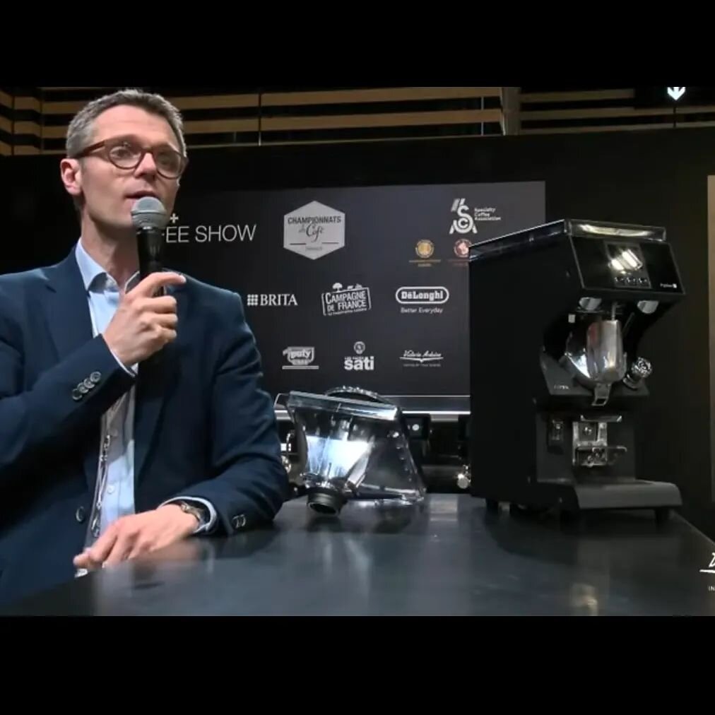 Le show continue ! Pendant que le candidat suivant se pr&eacute;pare, nous accueillons nos sponsors et partenaires sur la sc&egrave;ne du Sirha Coffee Show. 
C'est au tour de Nicolas Poirot-Crouvezier, repr&eacute;sentant du groupe @victoriaarduino_f