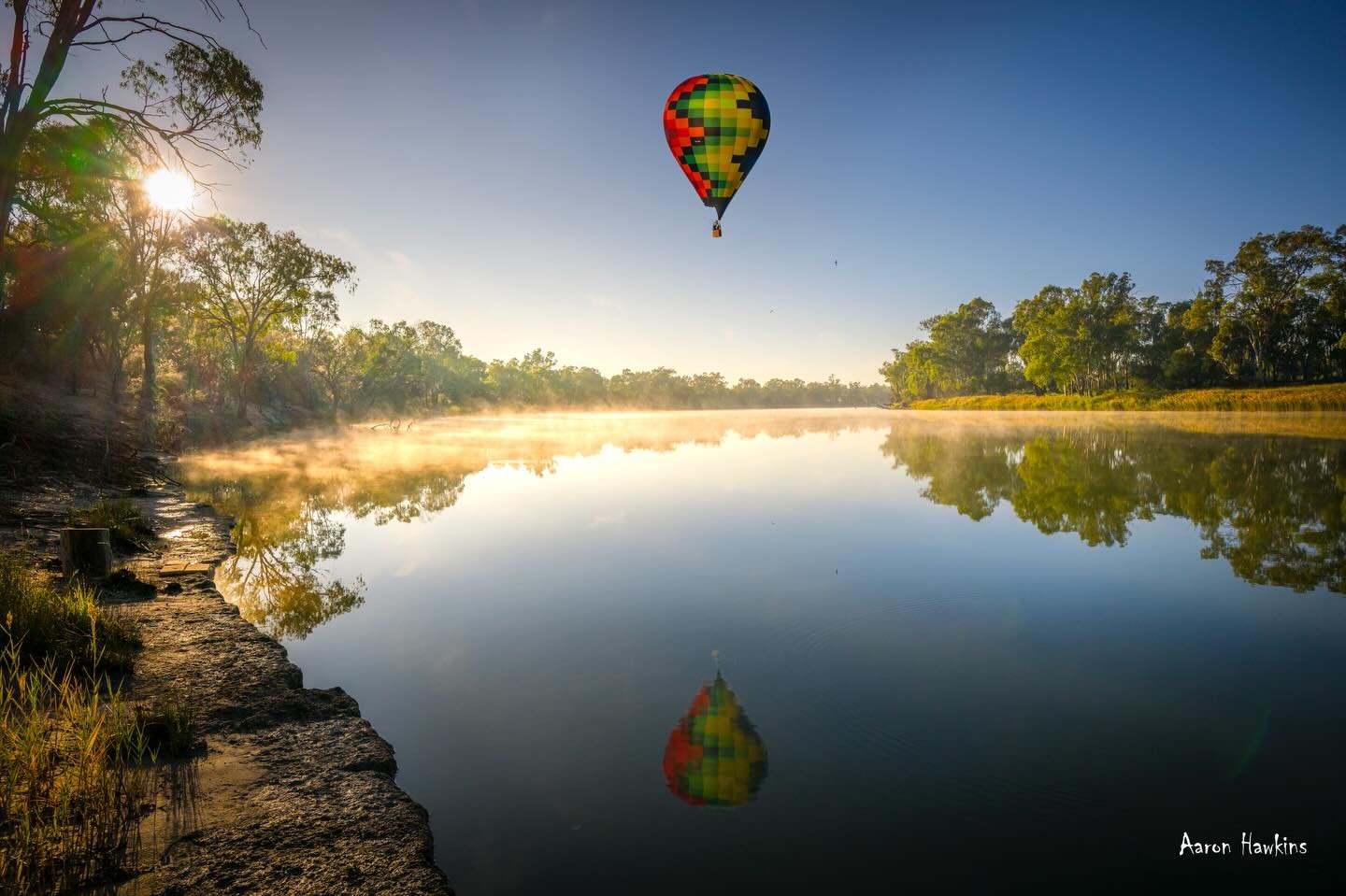 Murray Magic 🪄🎈

Absolutely stunning morning over the mighty Murray this morning! The sun chasing the fog and as an added colourful bonus me chasing @zircon_hot_air_balloon_team @balloonsovermildura as they put on quite the show!