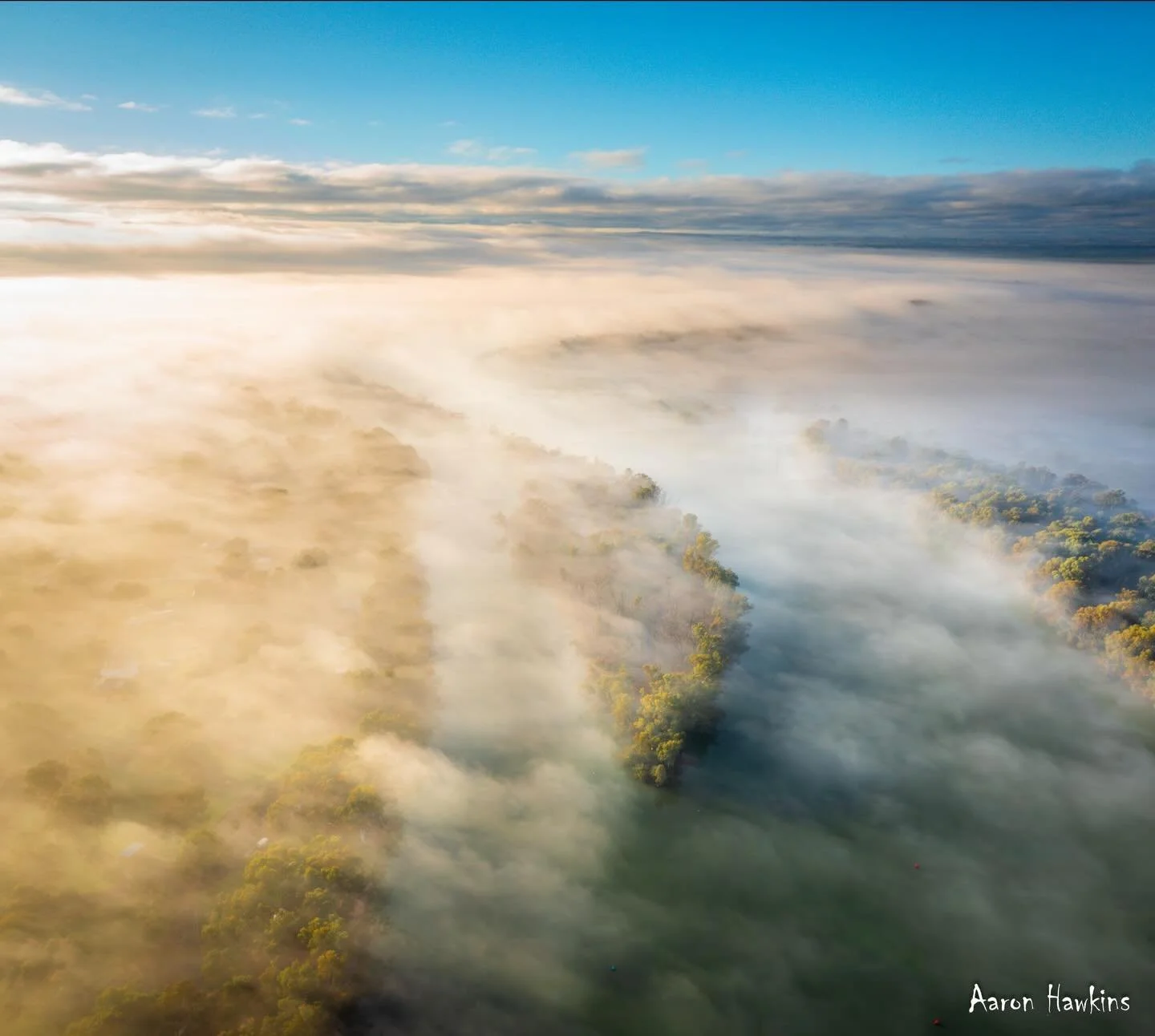 Meeting in the mist 🌫️ 

The junction of the mighty Murray and Darling rivers emerge from the heavy fog this morning. Such an iconic spot right on our doorstep in @experiencewentworth . 
An image I&rsquo;ve wanted to capture for a while and knew thi
