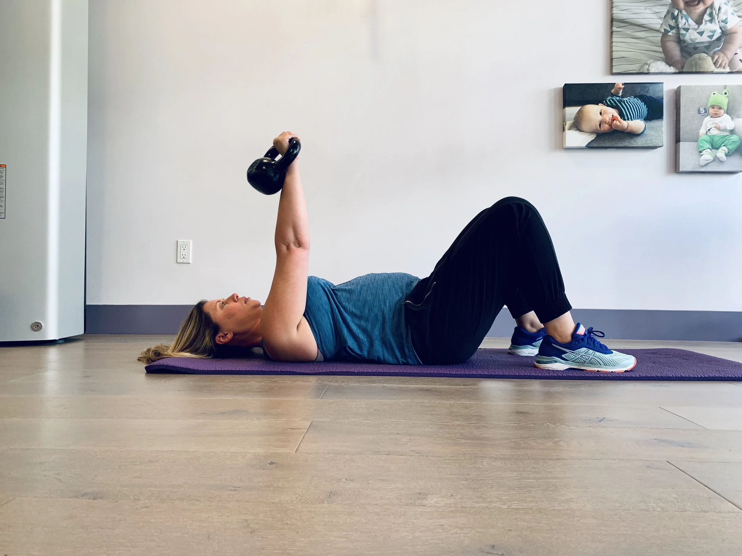 30 weeks pregnant and exercising on her back