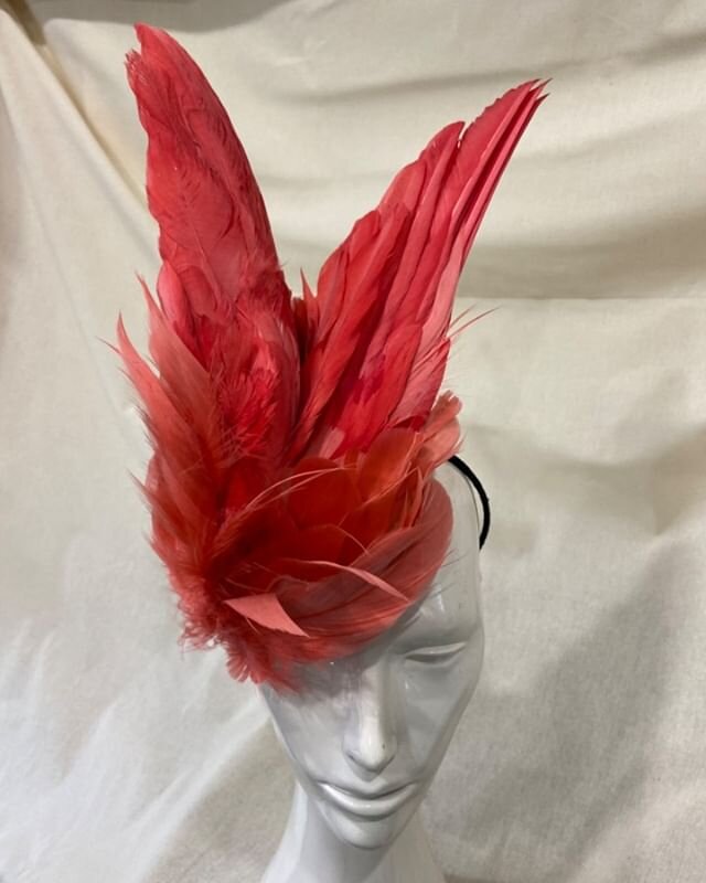 #neilgrigg #newseason #vintagestyle # autumncarnival#wings#feathers#racingfashion  Fabulous firey wings in a 1940&rsquo;s inspired fascinator for the Autumn Carnival....available now