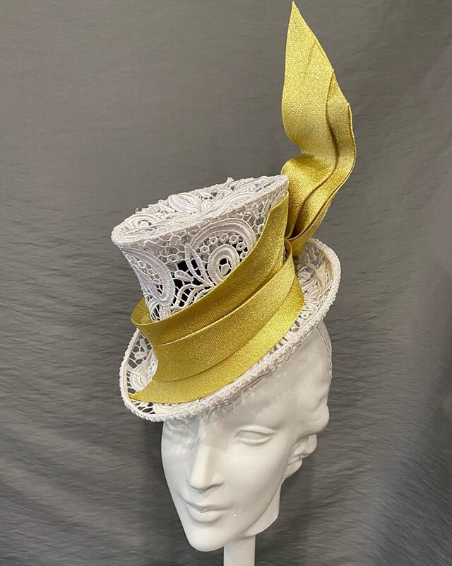 #neilgriggmilliner #millinerycouture #millinerytechniques#lace #whitelace #chartreuse #wirework #minitophat #guipurelace #melbournespringcarnival #springfashion #melbournecup ....A wonderful Mini Top Hat in guipure lace over a wire frame trimmed in C