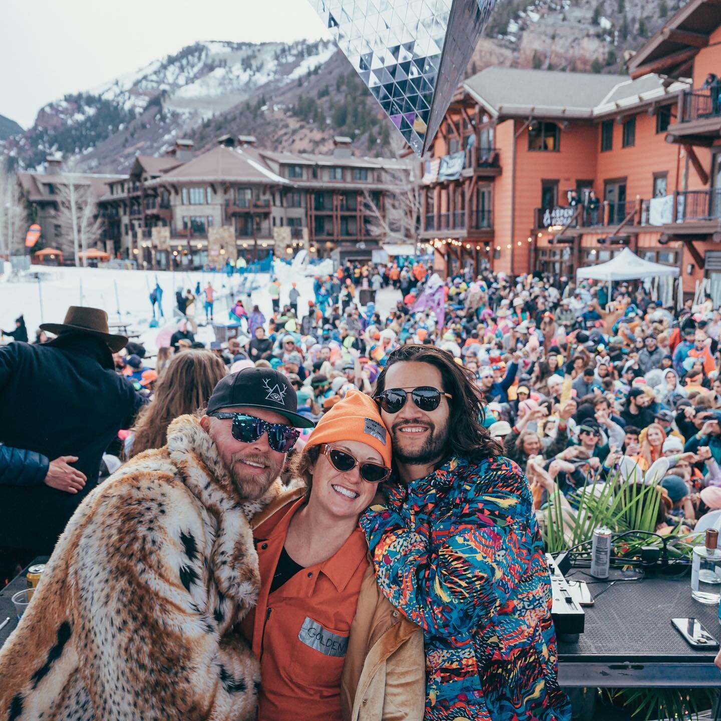 Does it get any wilder than Highlands Closing day??? What an absolute honor it was to play this legendary party🔥🎿🔥 Thank you to everyone involved for all the hard work🙌🏽🙌🏽🙌🏽 📸: @jeffjonesphotography #keepaspenweird #ducktapebeforediamonds #